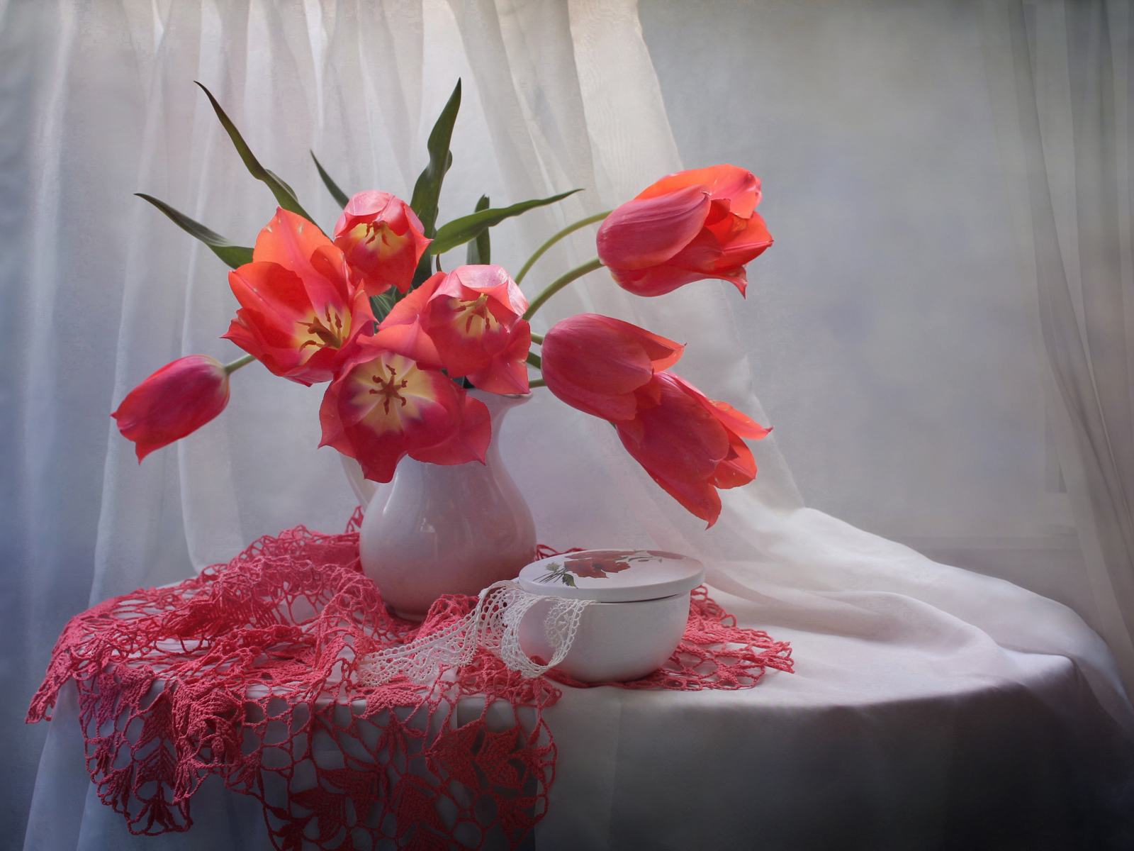 Букет розовых тюльпанов на столе со шкатулкой