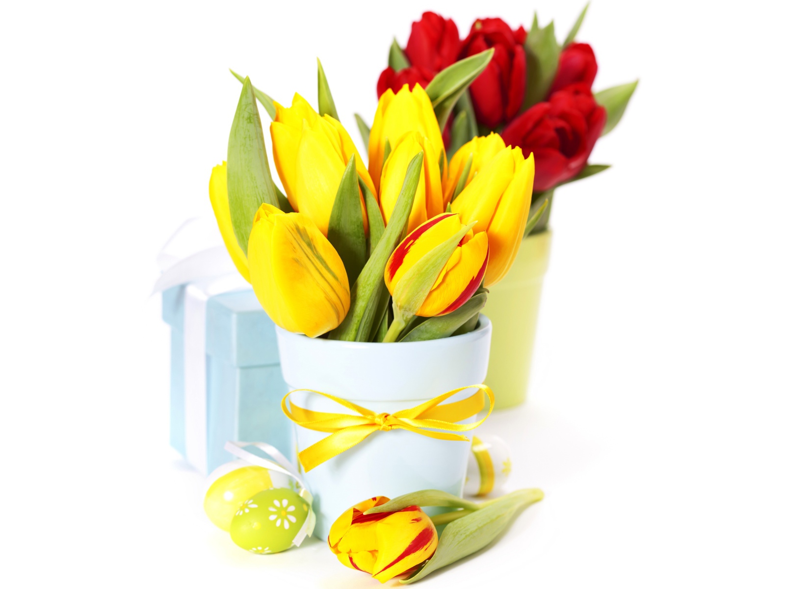 Букет красных и желтых тюльпанов на белом фоне на Пасху