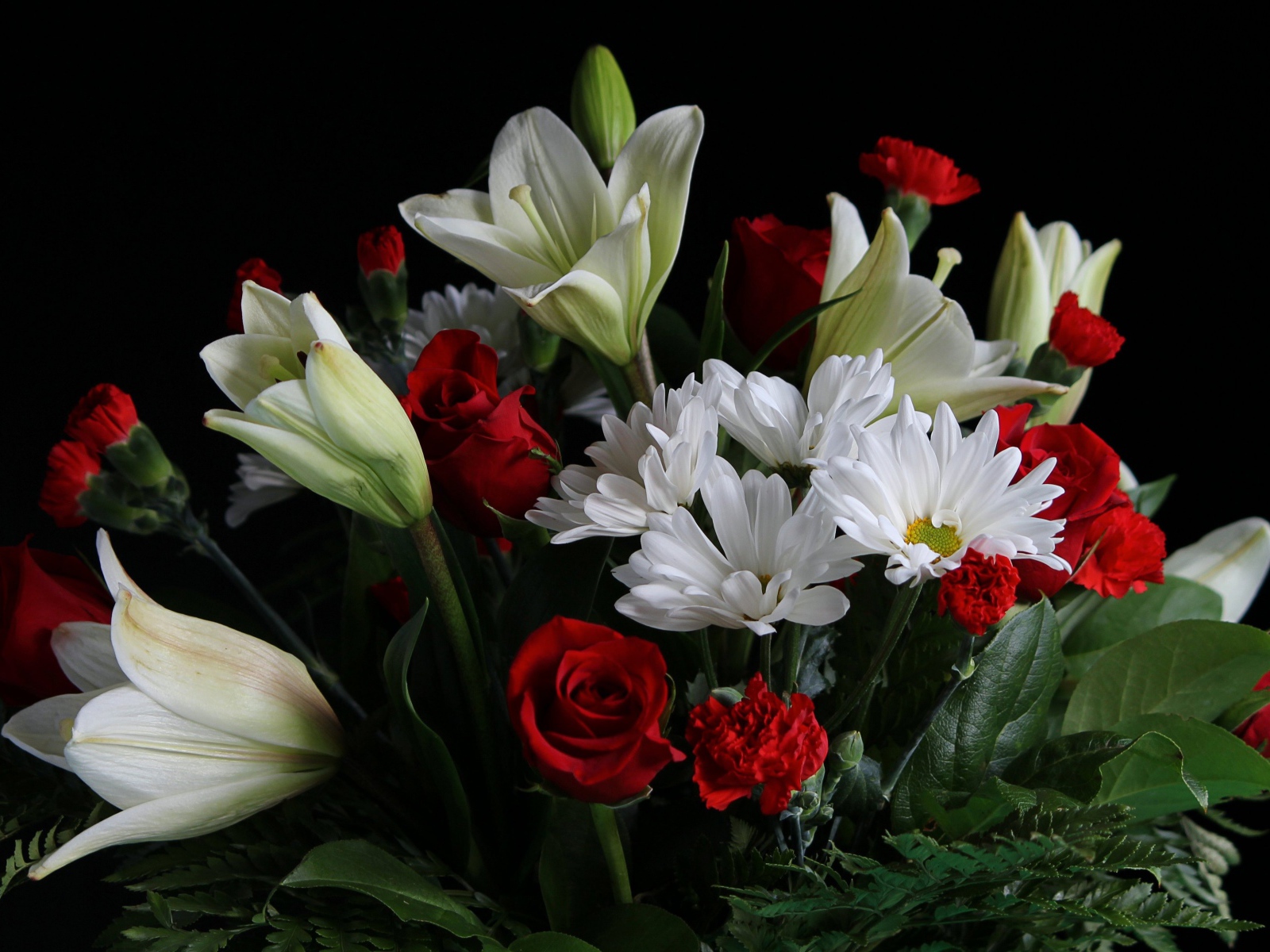 Букет из роз, лилий, хризантем и гвоздик на черном фоне