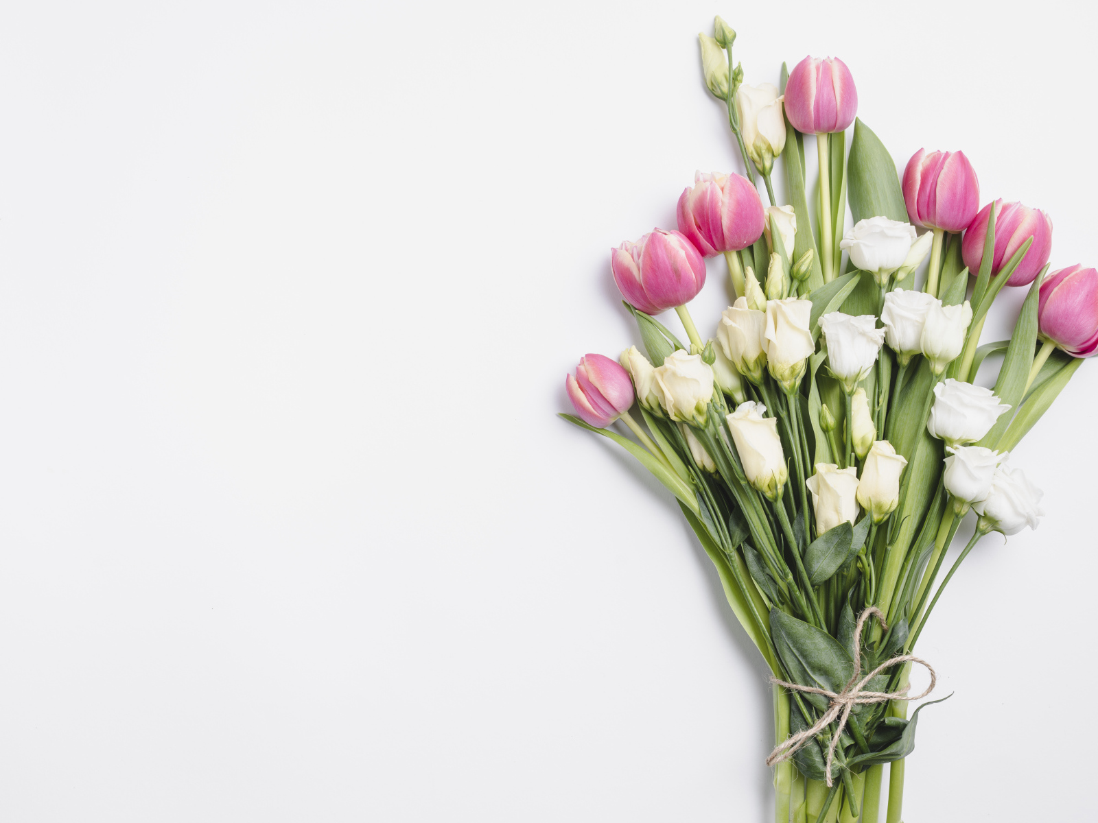 Букет тюльпанов и цветов эустомы на сером фоне, шаблон