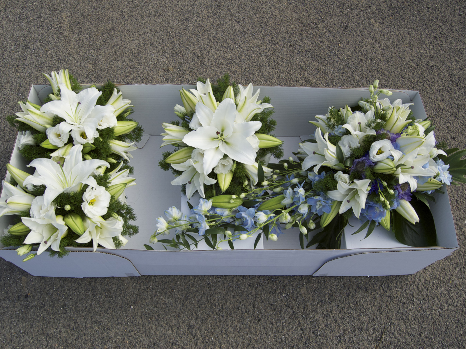 Букеты с белыми цветами лилии и эустомы