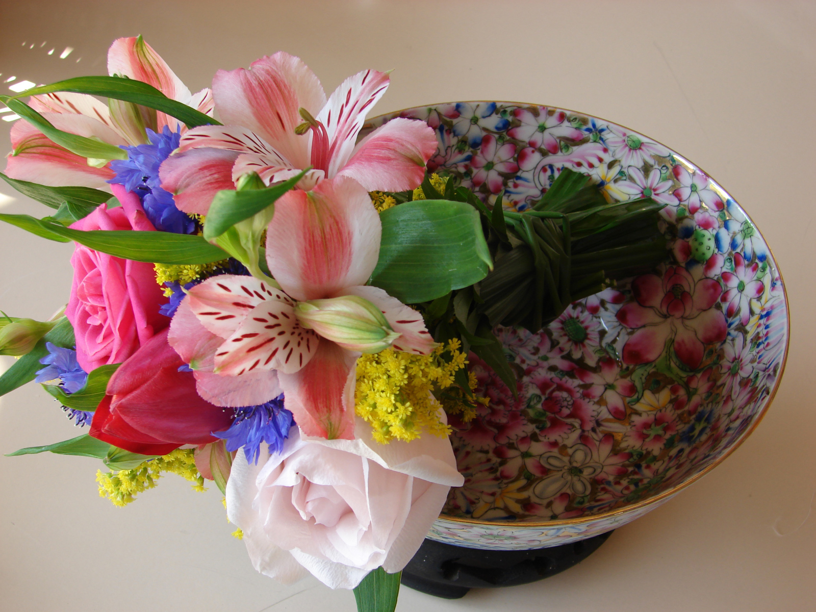 Нежный букет с цветами розы, тюльпана и альстромерии