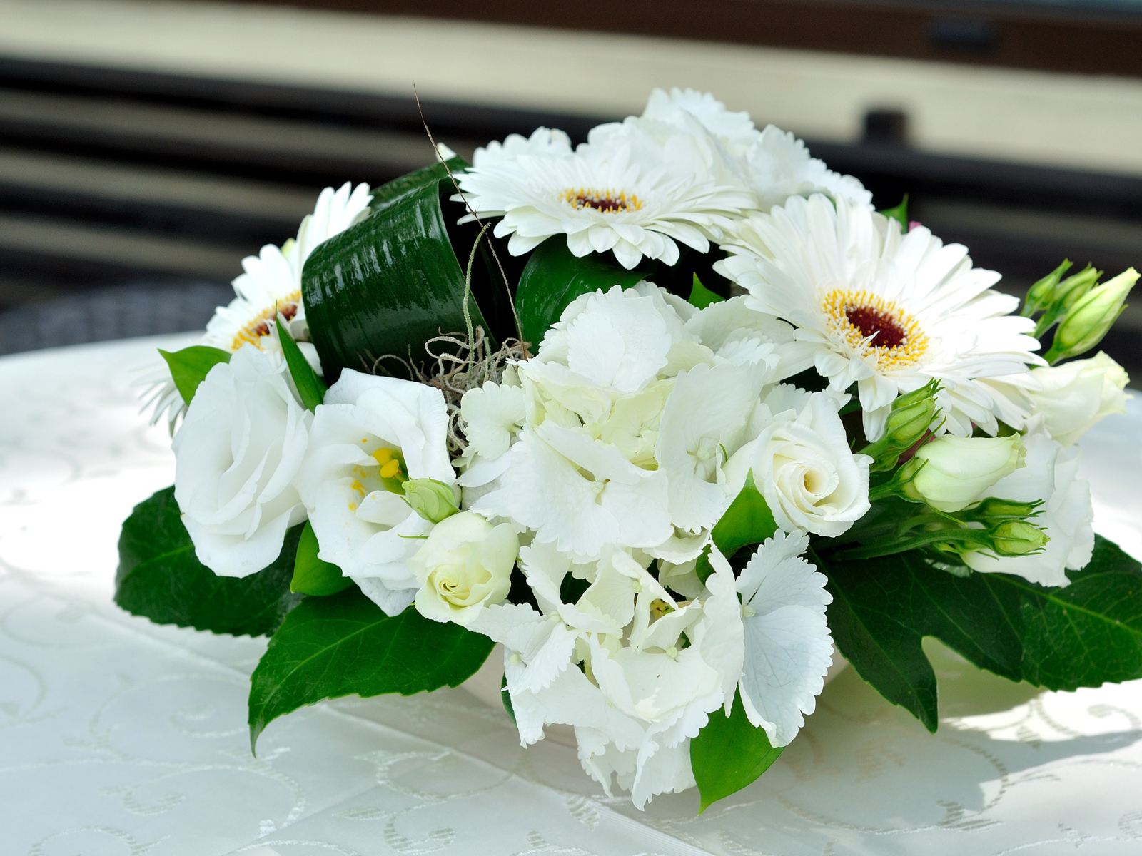 Праздничный букет с цветами роз, эустомы и герберы