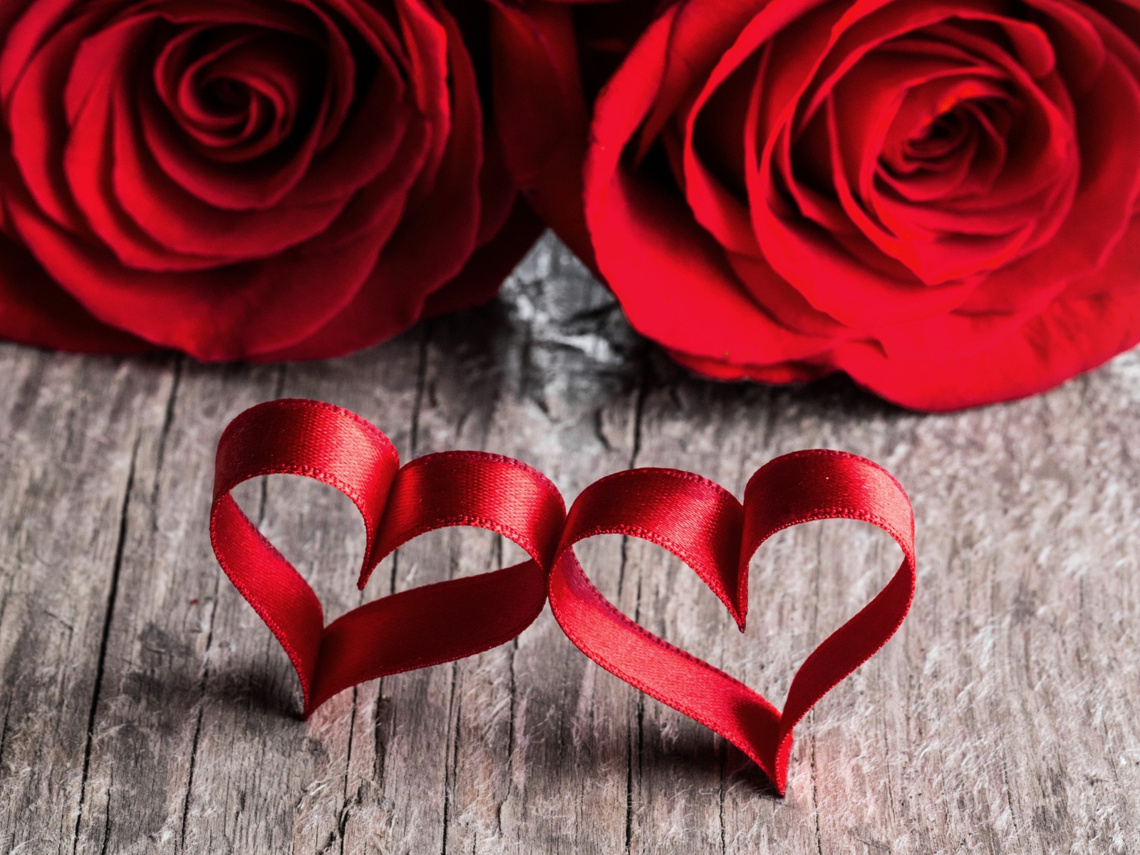 Две красные розы с красными сердцами из ленты