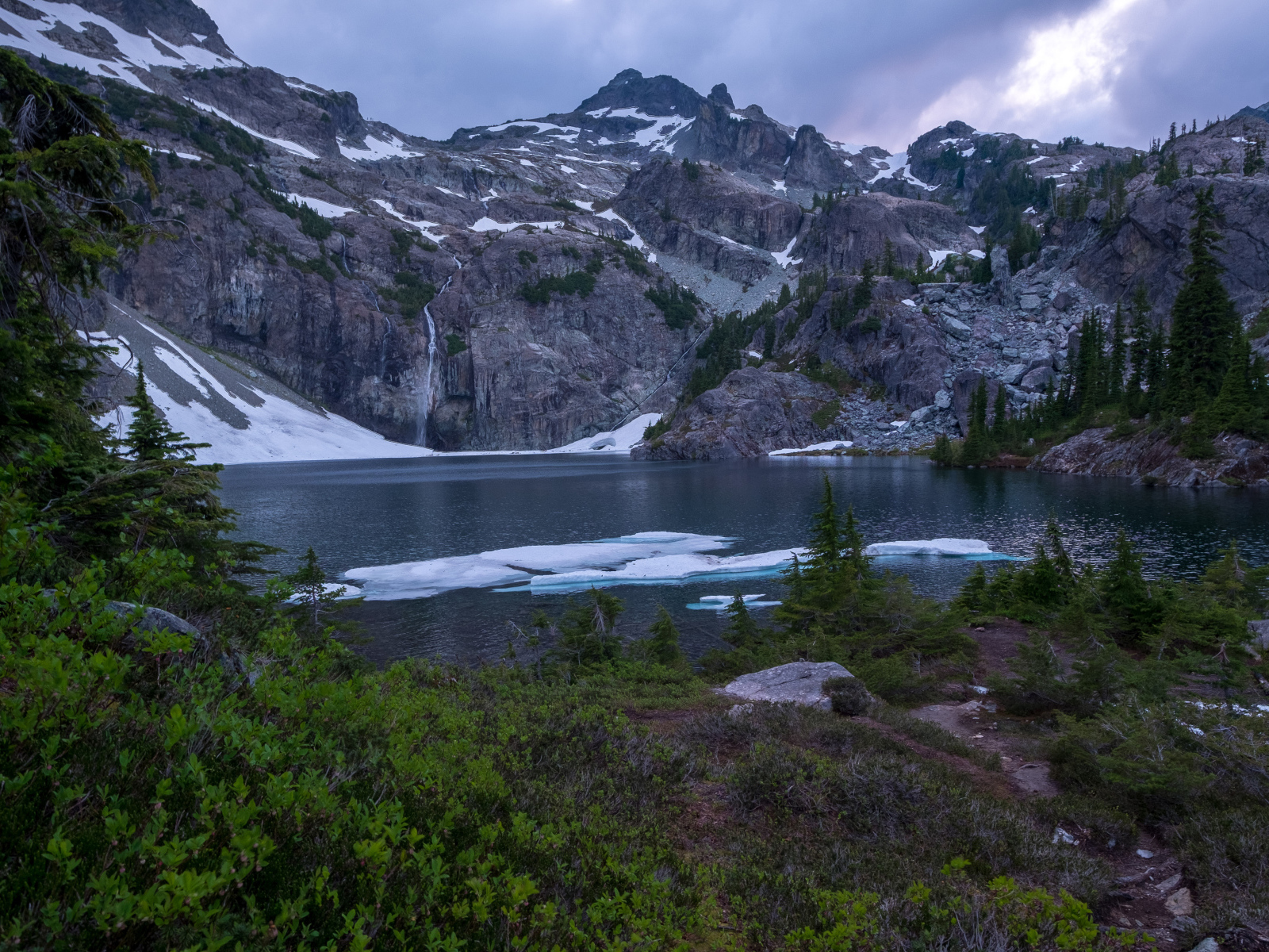 Озеро на фоне гор в национальном парке Глейшер. Канада