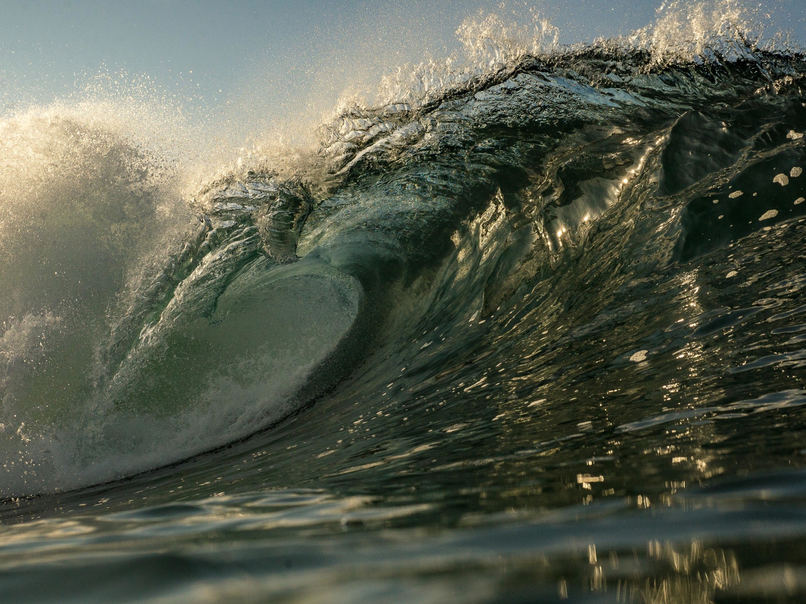 Высокая волна в море летом