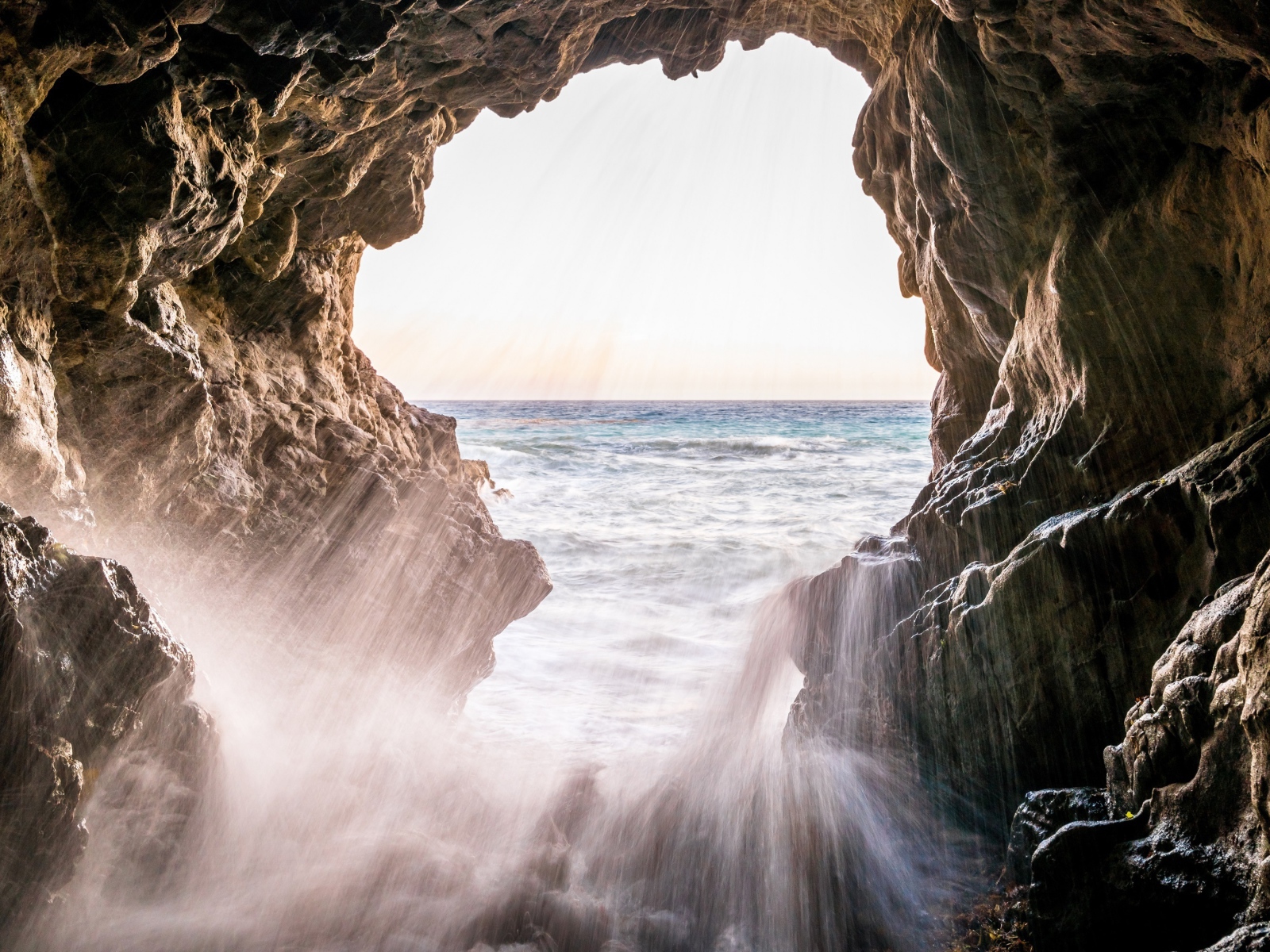 Брызги моря бьются о скалы