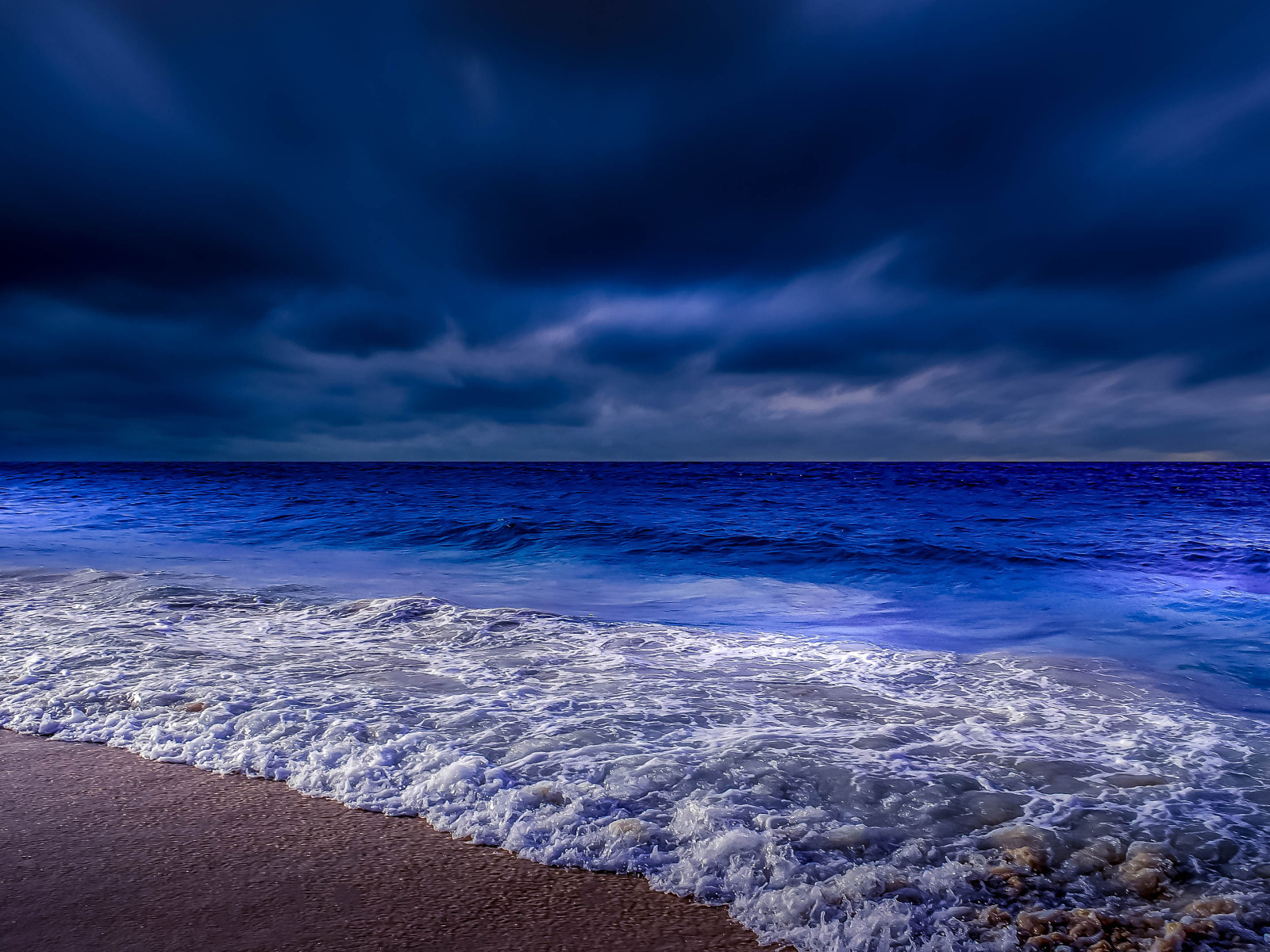 Ночь окутала морское побережье