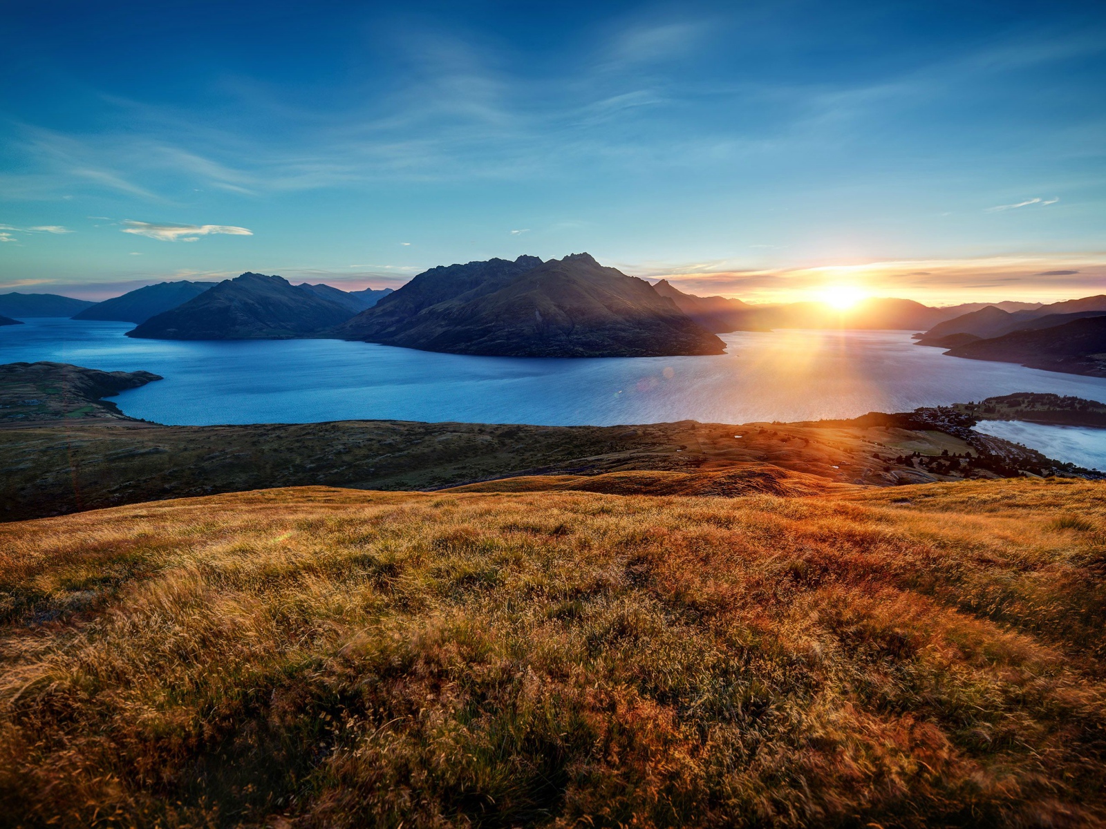 Рассвет над горами в голубом небе
