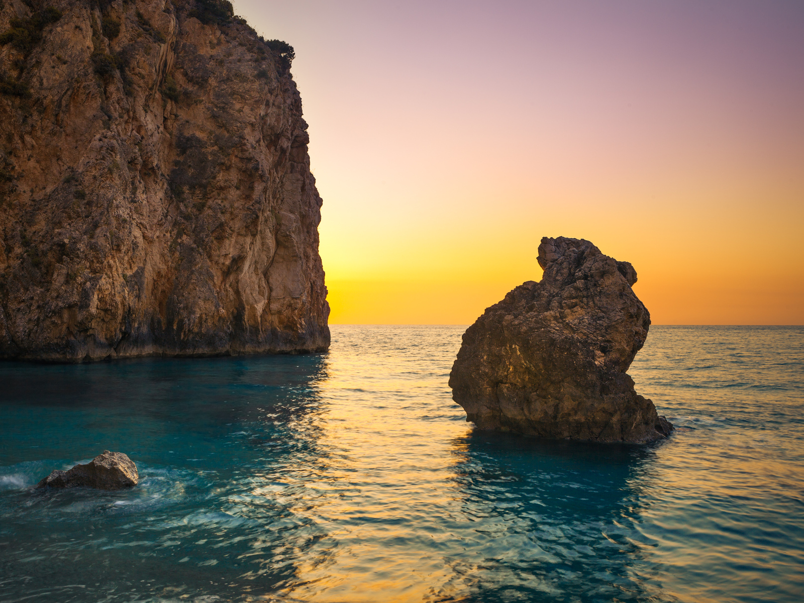 Скалы в океане на закате