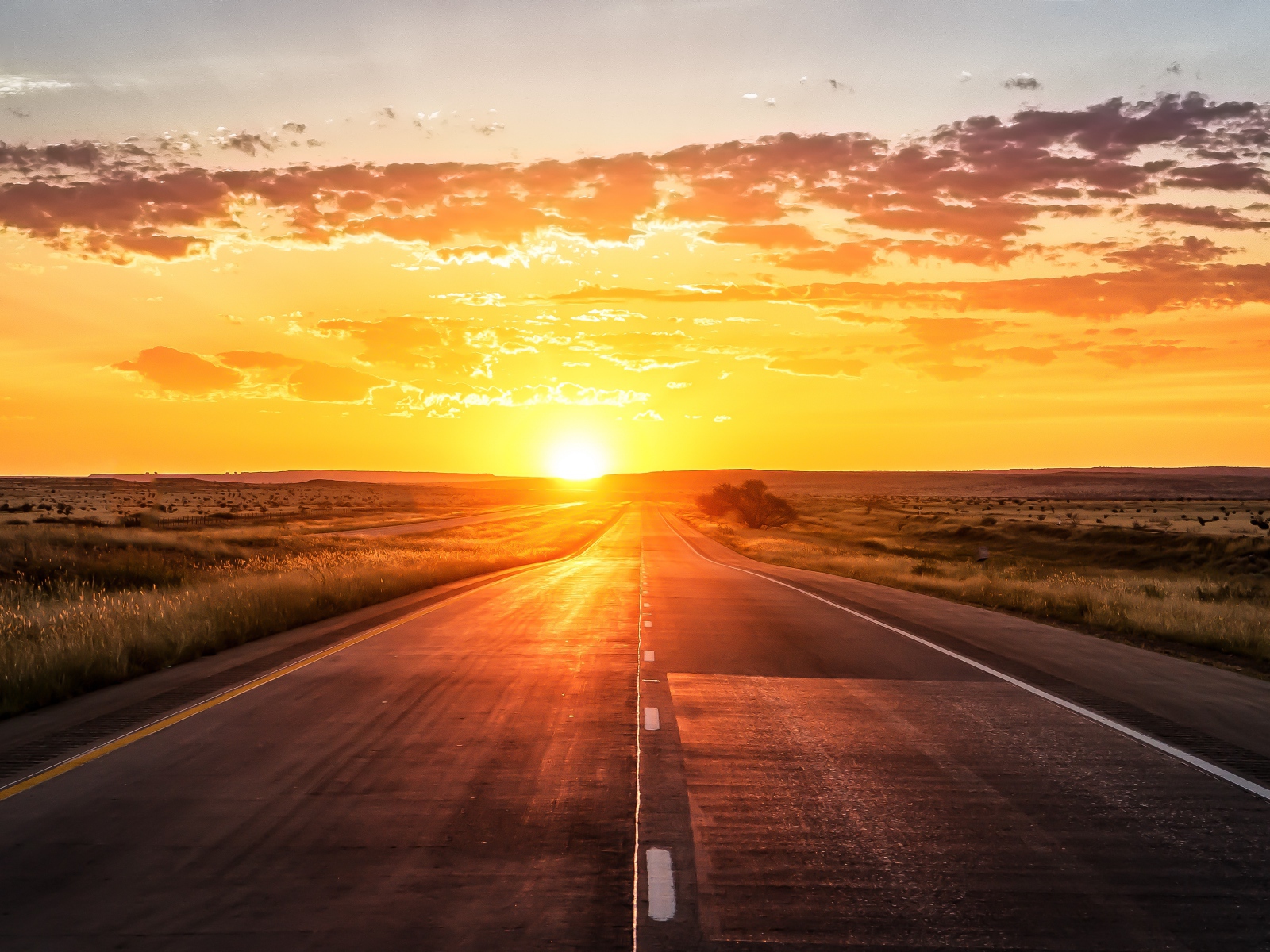 Ровная дорога на закате солнца 