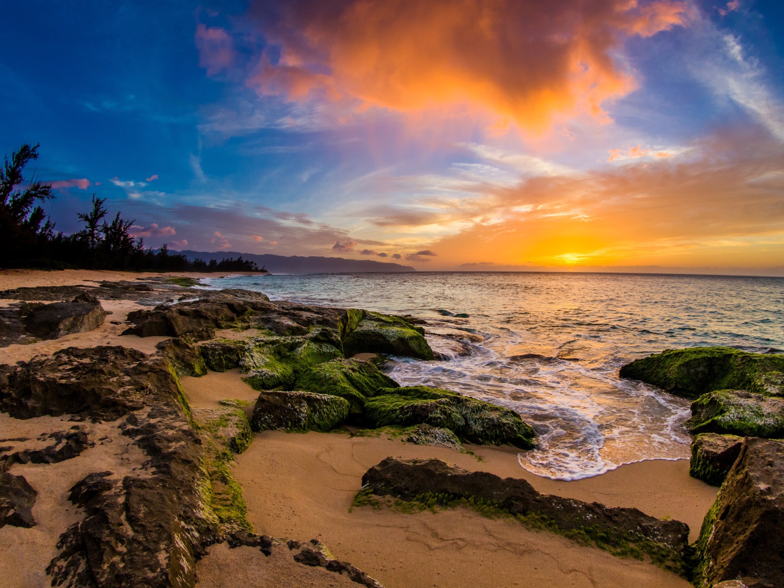 Каменный берег у моря на закате солнца