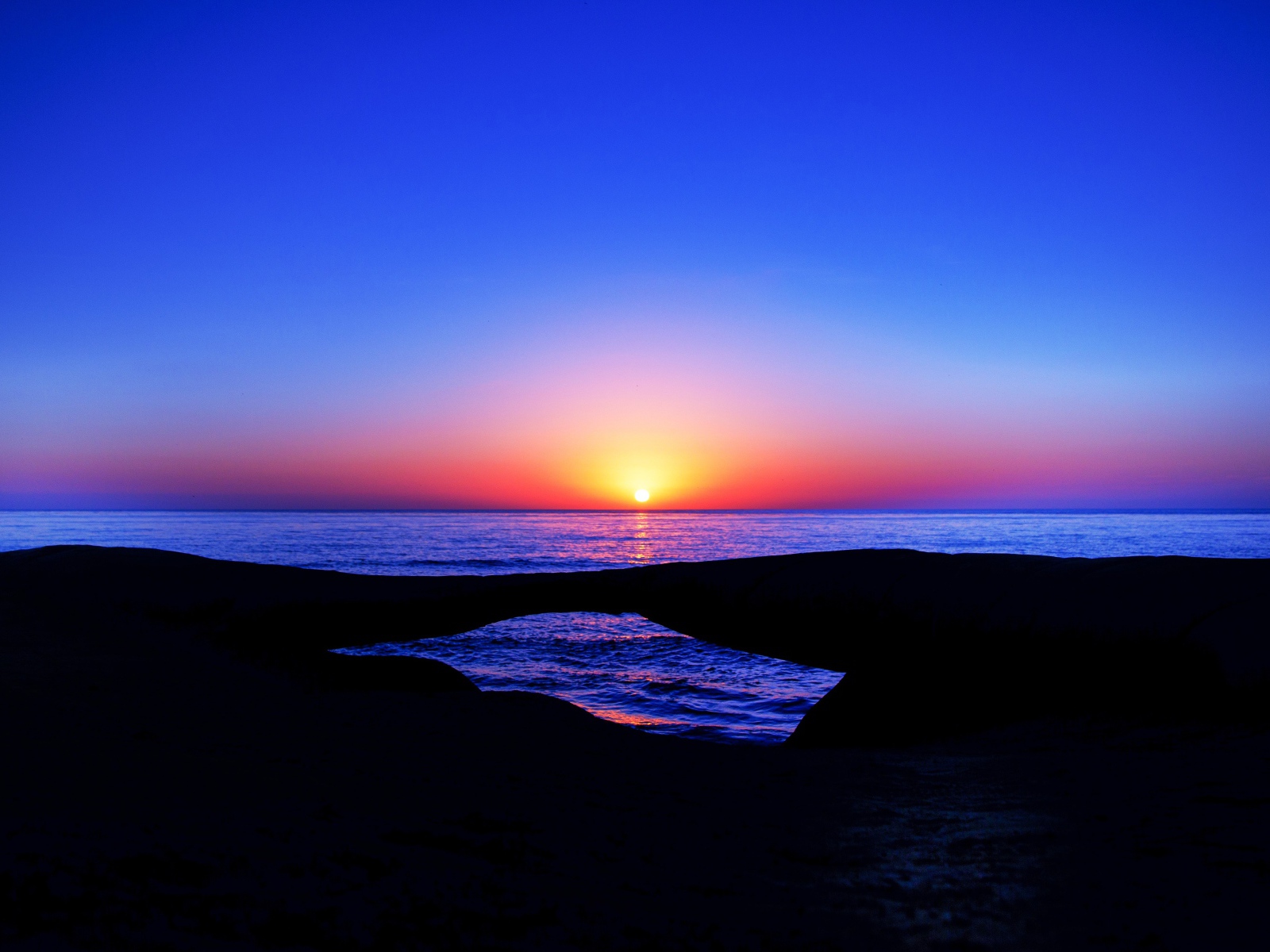 Закат солнца в голубом небе на морском горизонте 