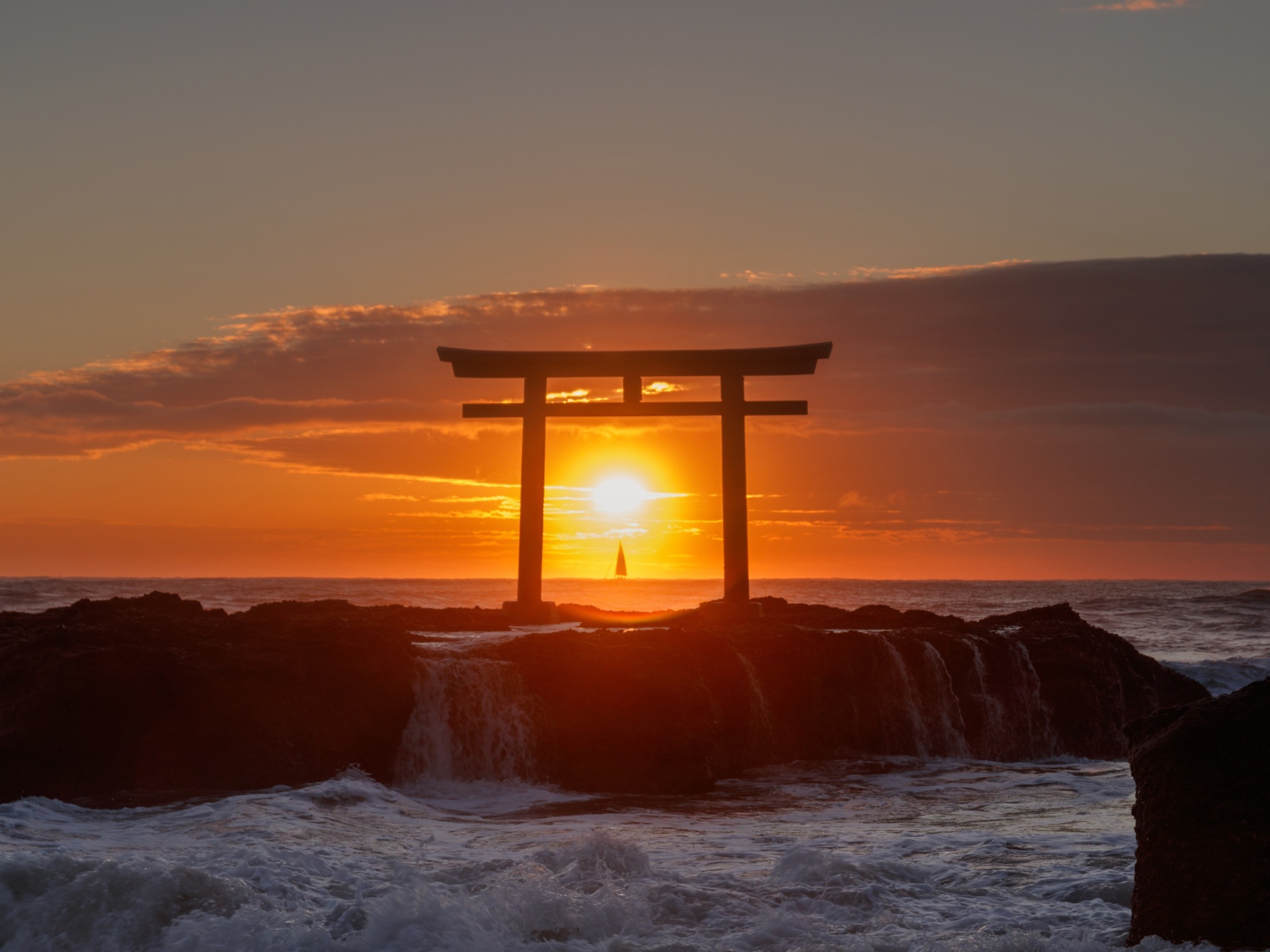 Закат солнца в бушующем море