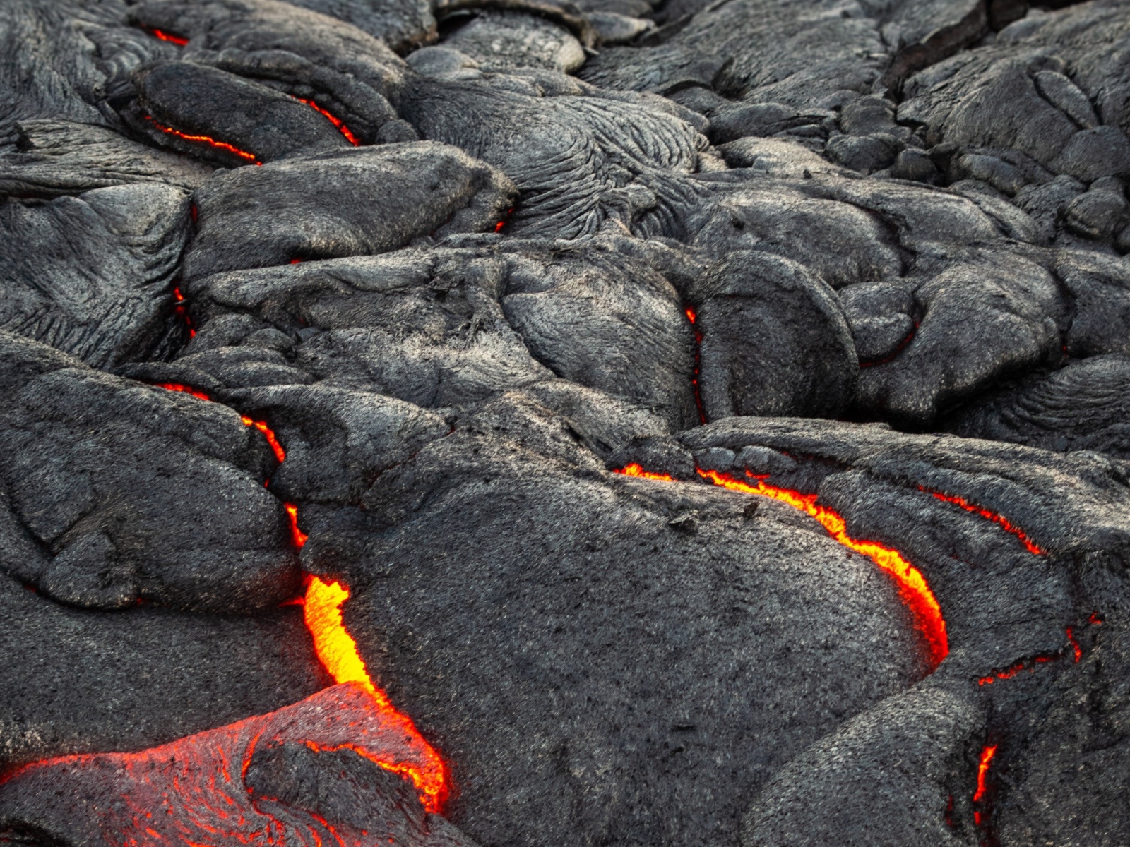 Лава пробивается сквозь трещины в вулкане 
