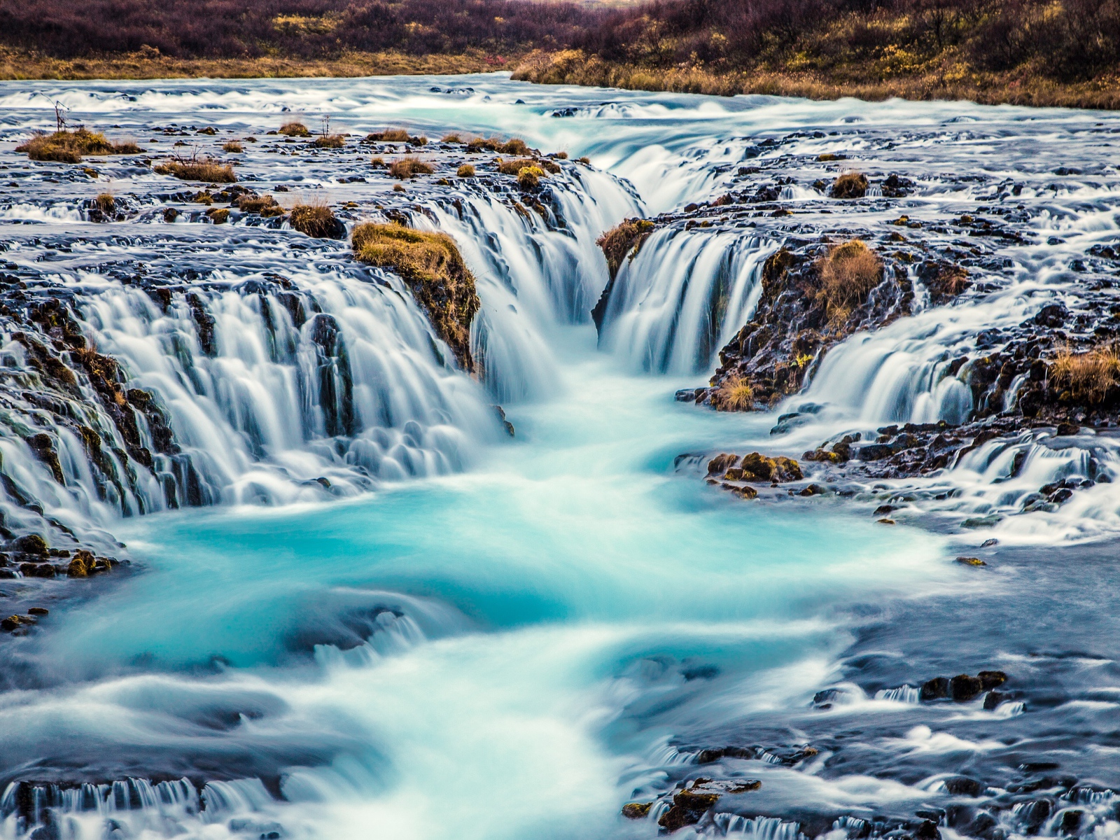 Быстрый водопад стекает с гор 