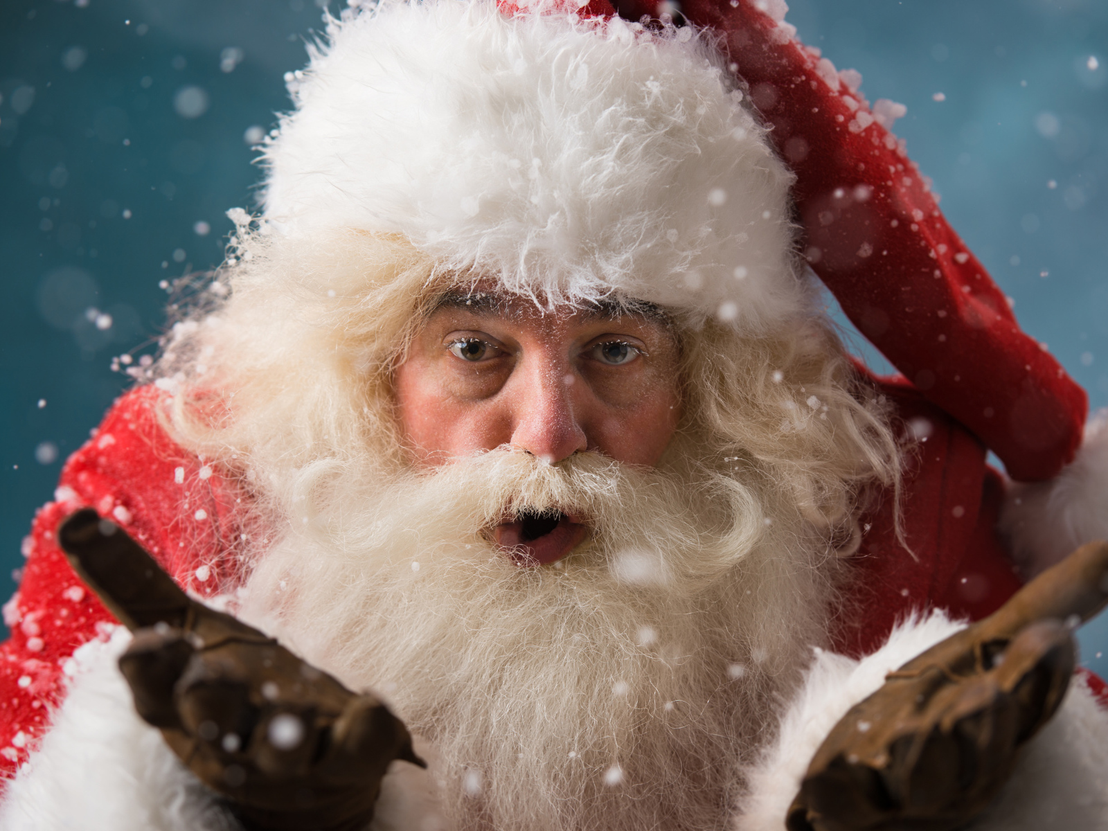 Бородатый Санта Клаус в красном костюме на Новый год и Рождество