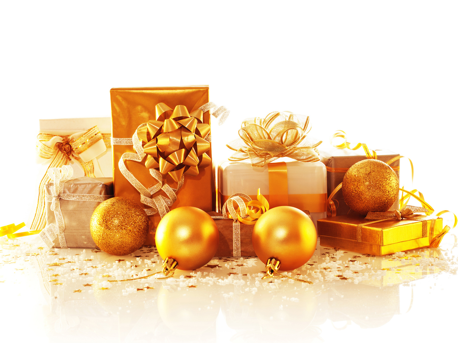 Коробки с подарками и золотыми елочными шарами на белом фоне