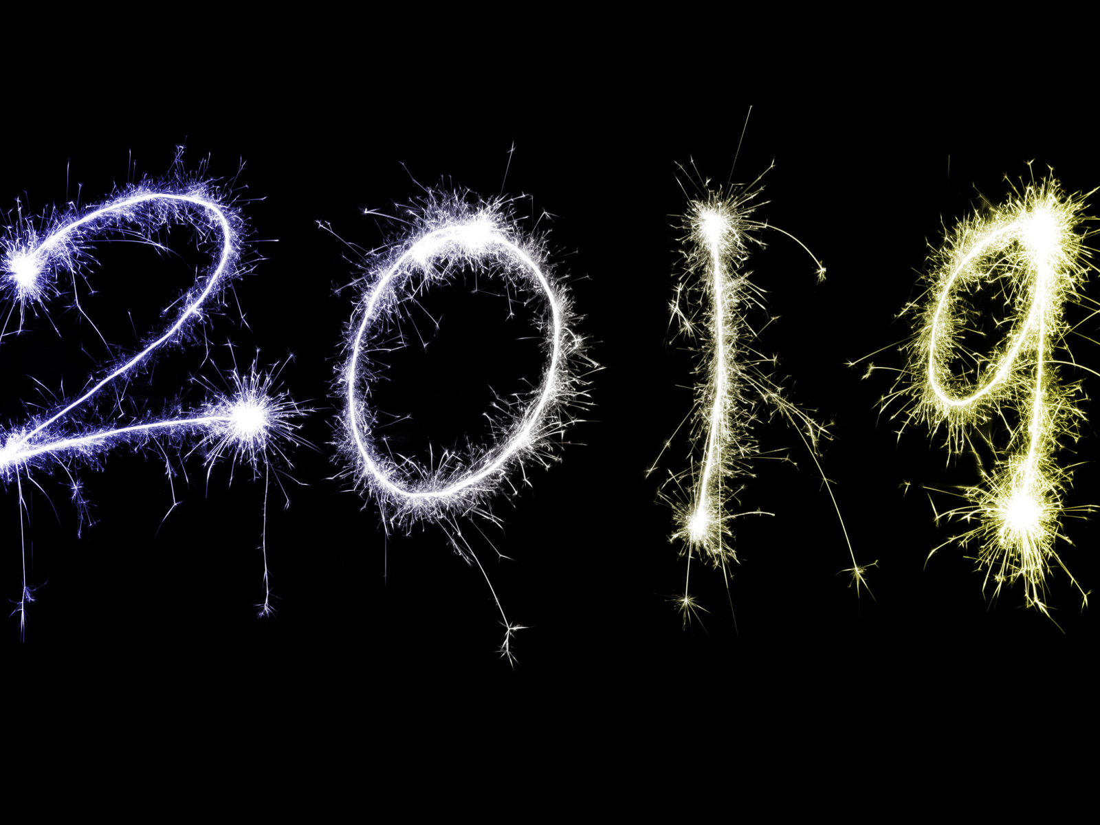 Блестящие цифры 2019 на черном фоне на Новый год