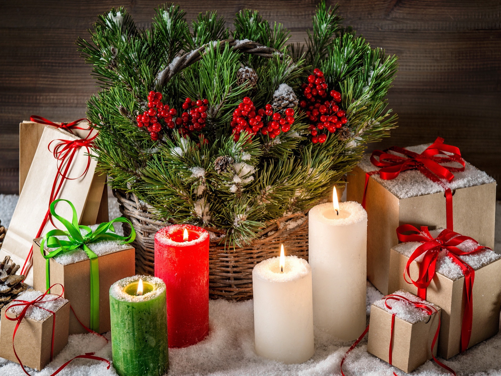 Новогодняя композиция из елочных веток, свечей и подарков