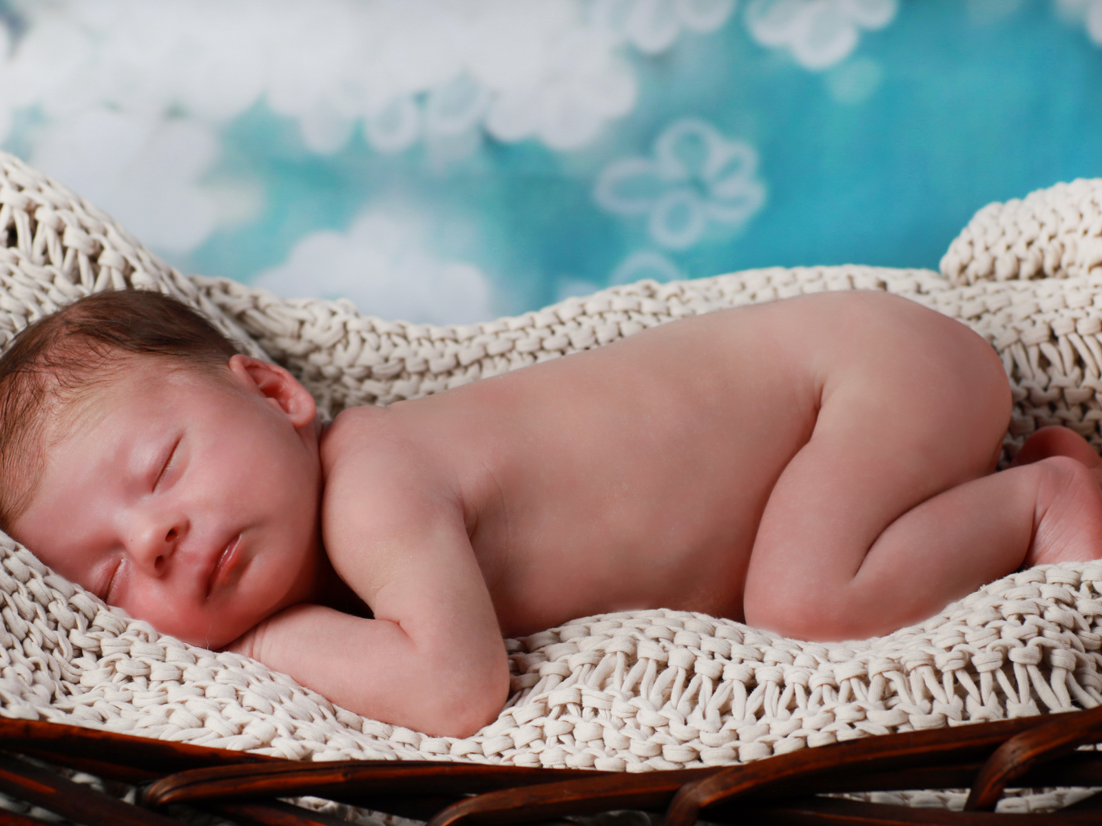 Маленький спящий грудной ребенок в колыбели