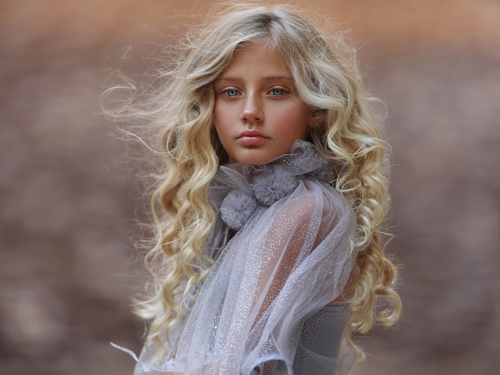 Красивая светловолосая девочка с голубыми глазами 