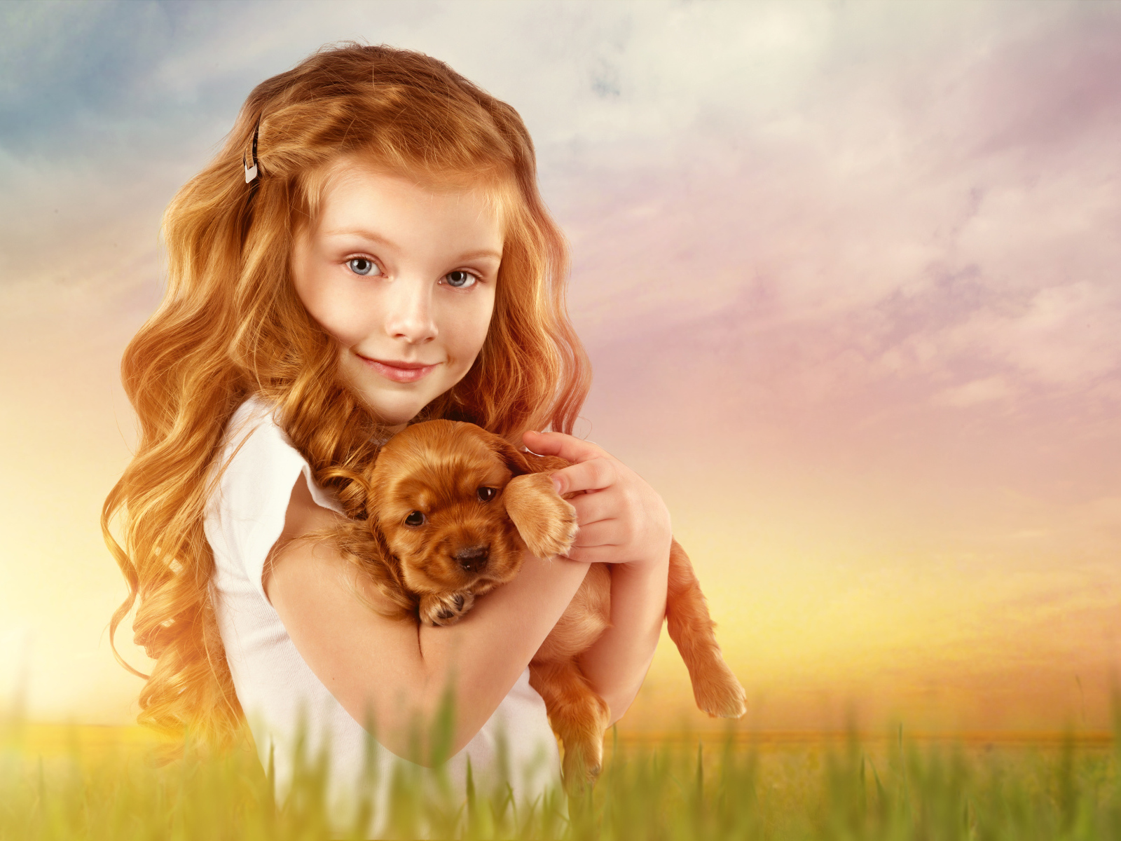 Красивая рыжеволосая девочка со щенком