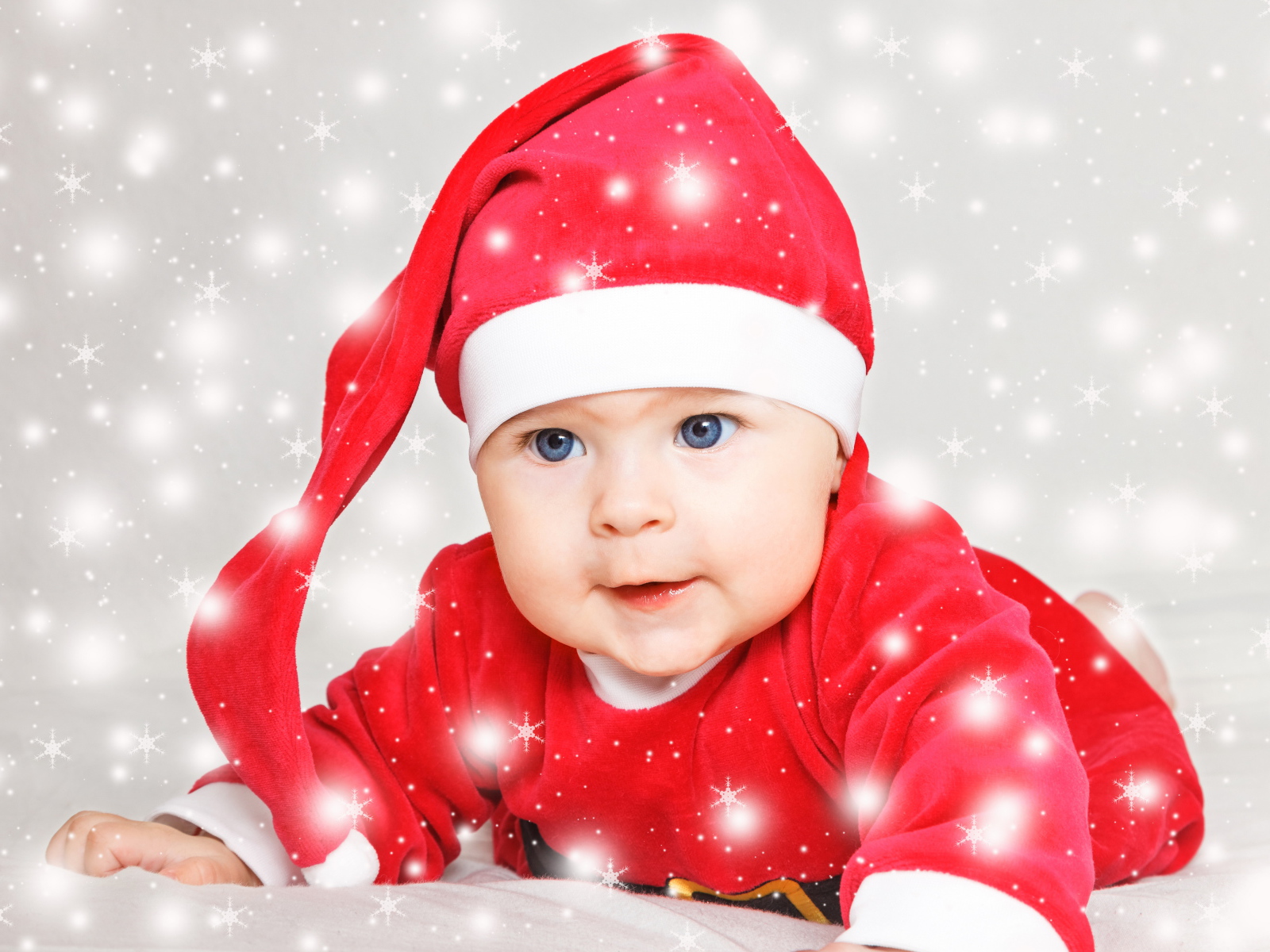 Милый голубоглазый ребенок в красном новогоднем костюме