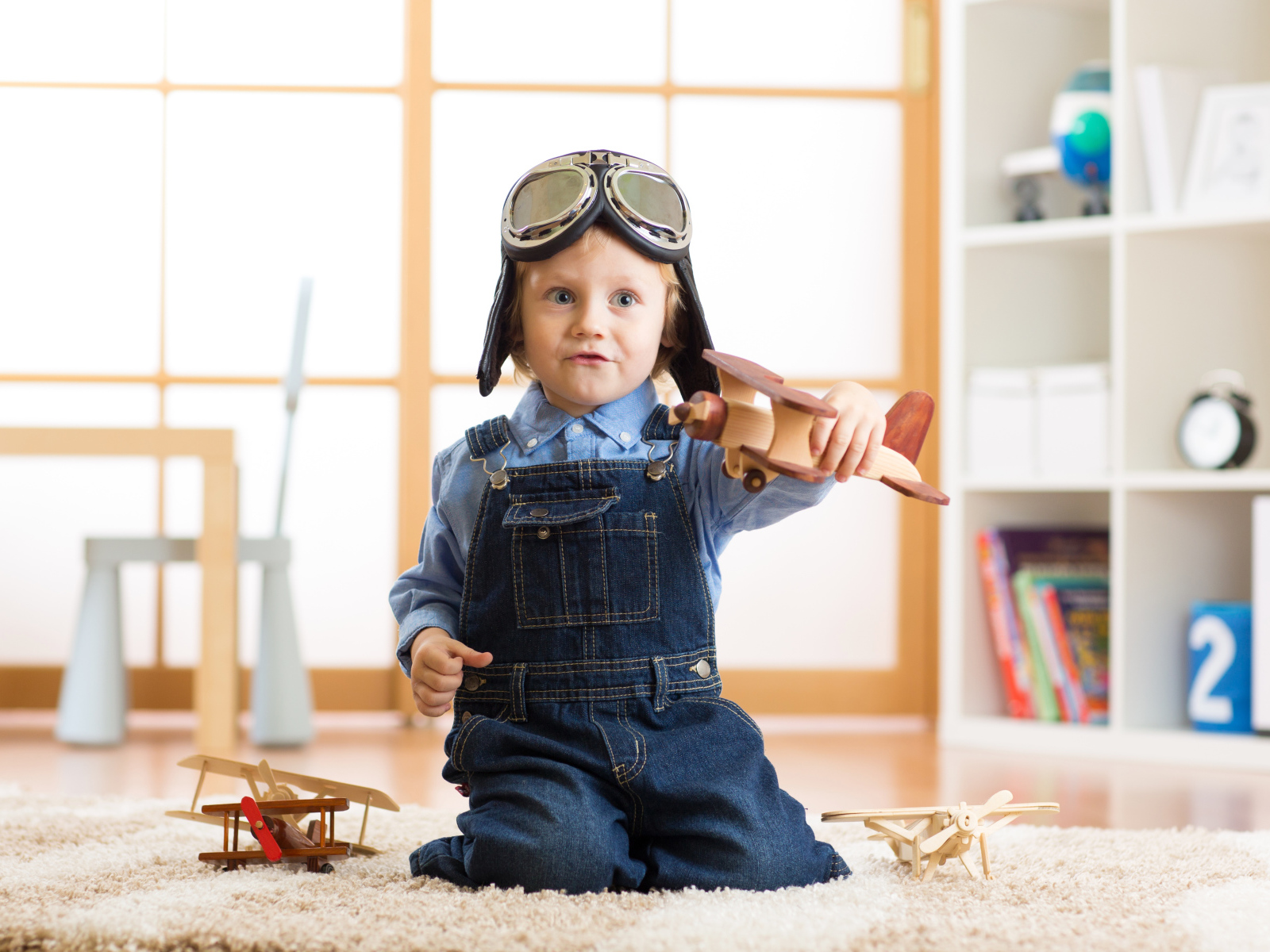 Маленький будущий летчик играет с самолетом