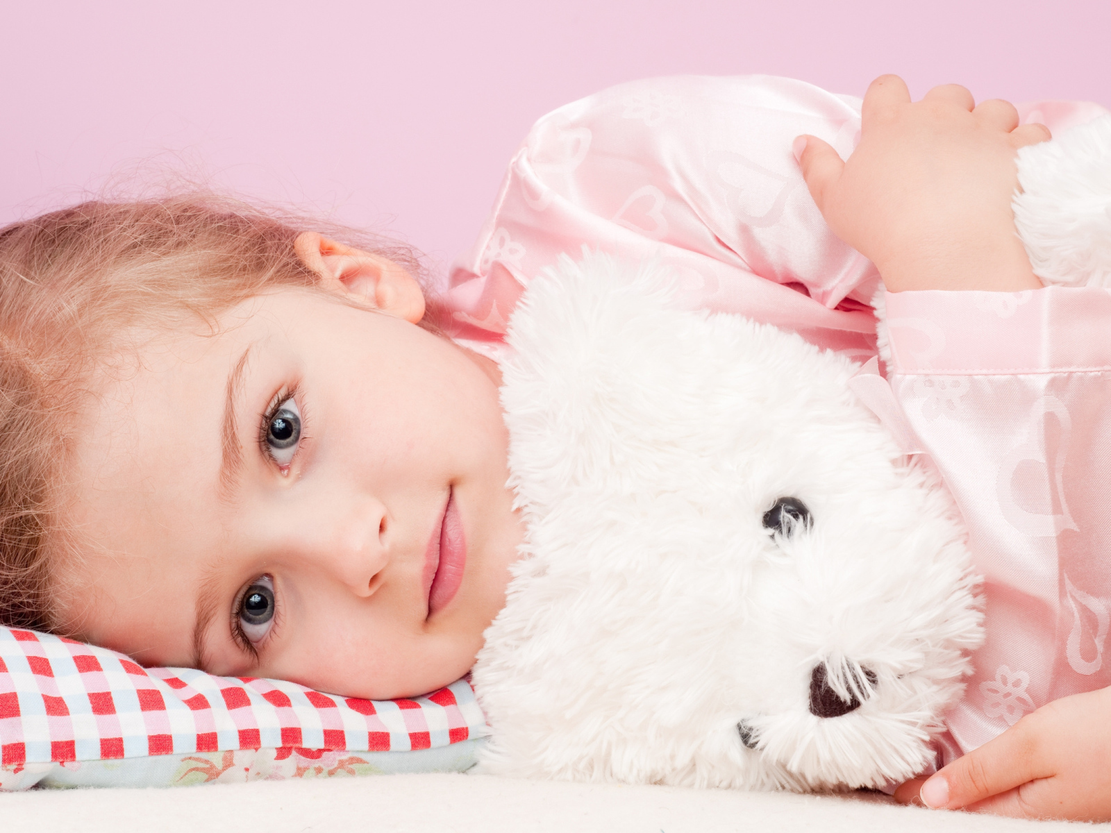 Маленькая девочка с белым игрушечным медведем