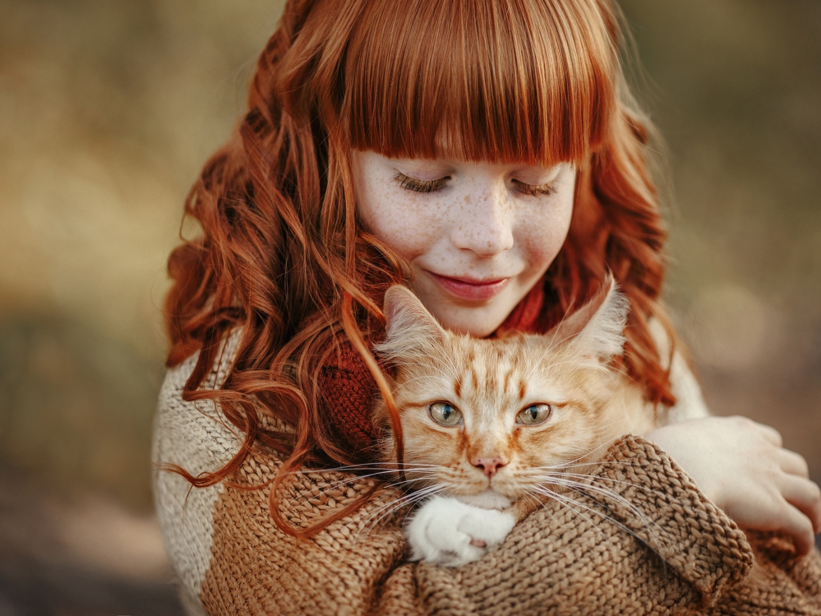 Маленькая рыжеволосая девочка с котом