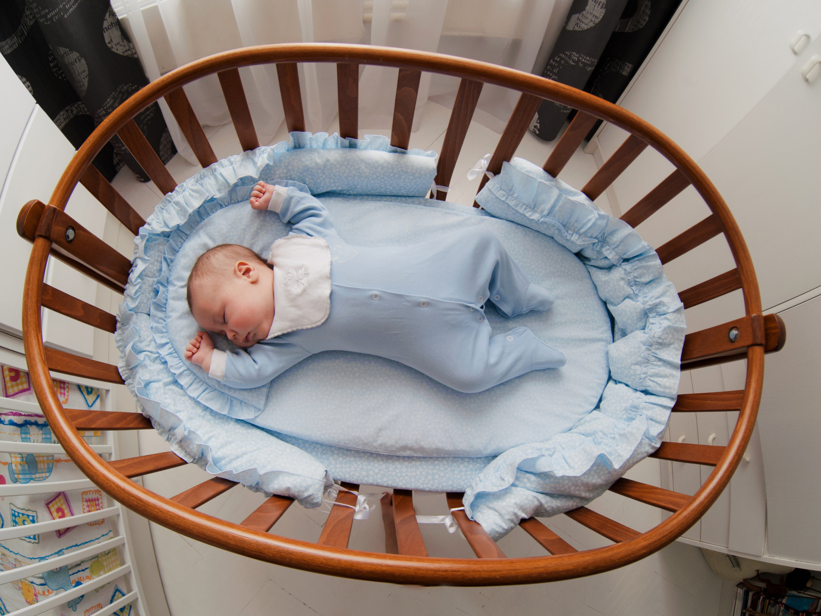 Спящий грудной ребенок в кроватке