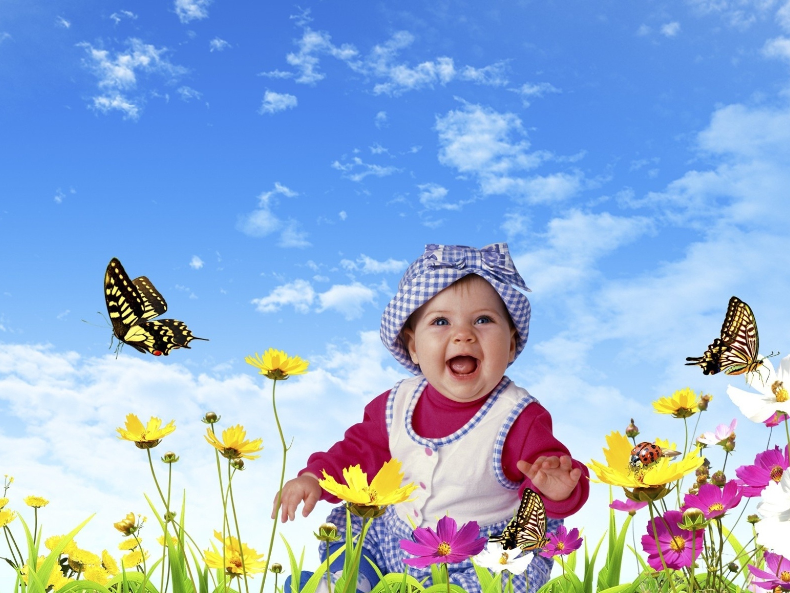 Улыбающийся ребенок на фоне голубого неба