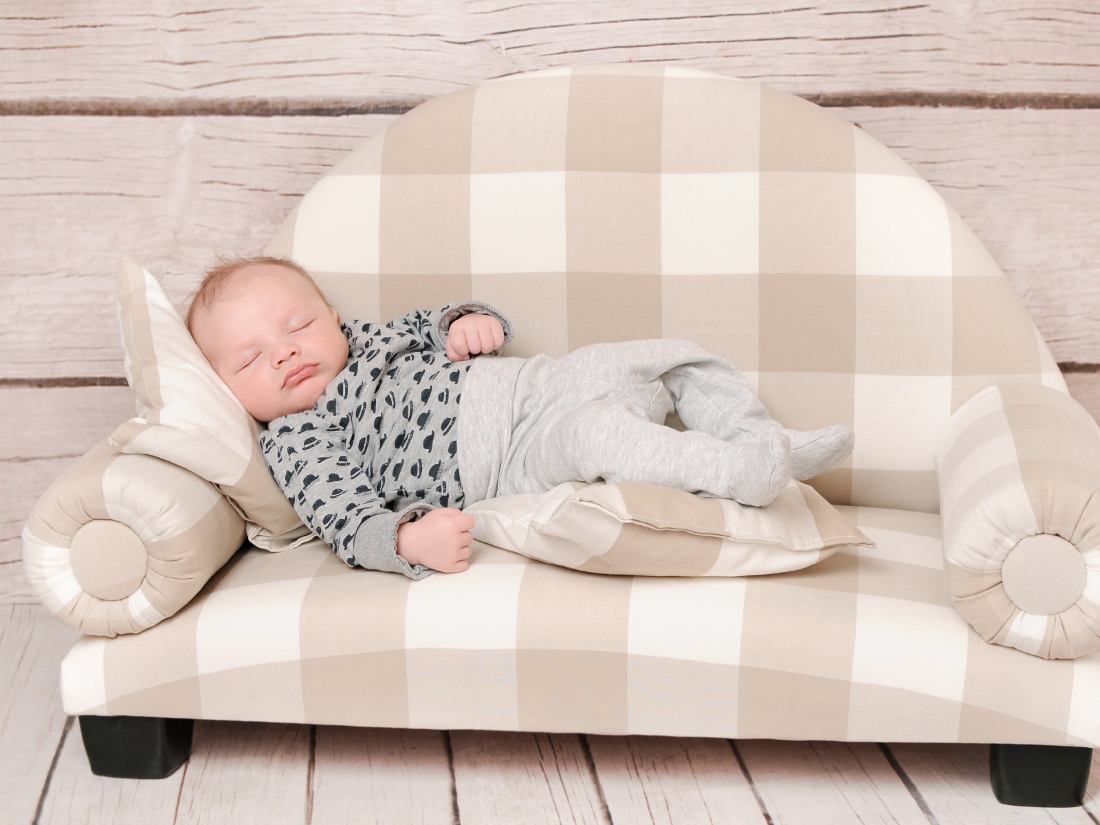 Грудной ребенок спит на диване