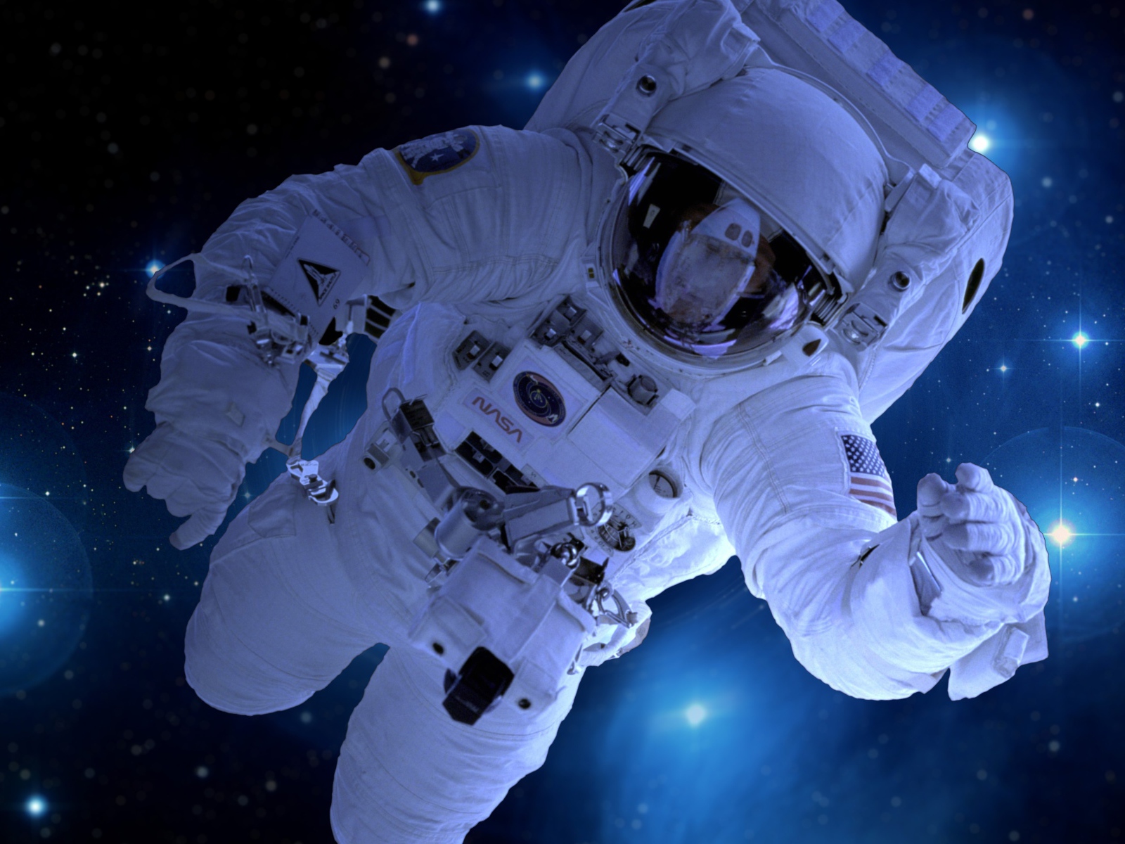 Астронавт в открытом космосе среди звезд