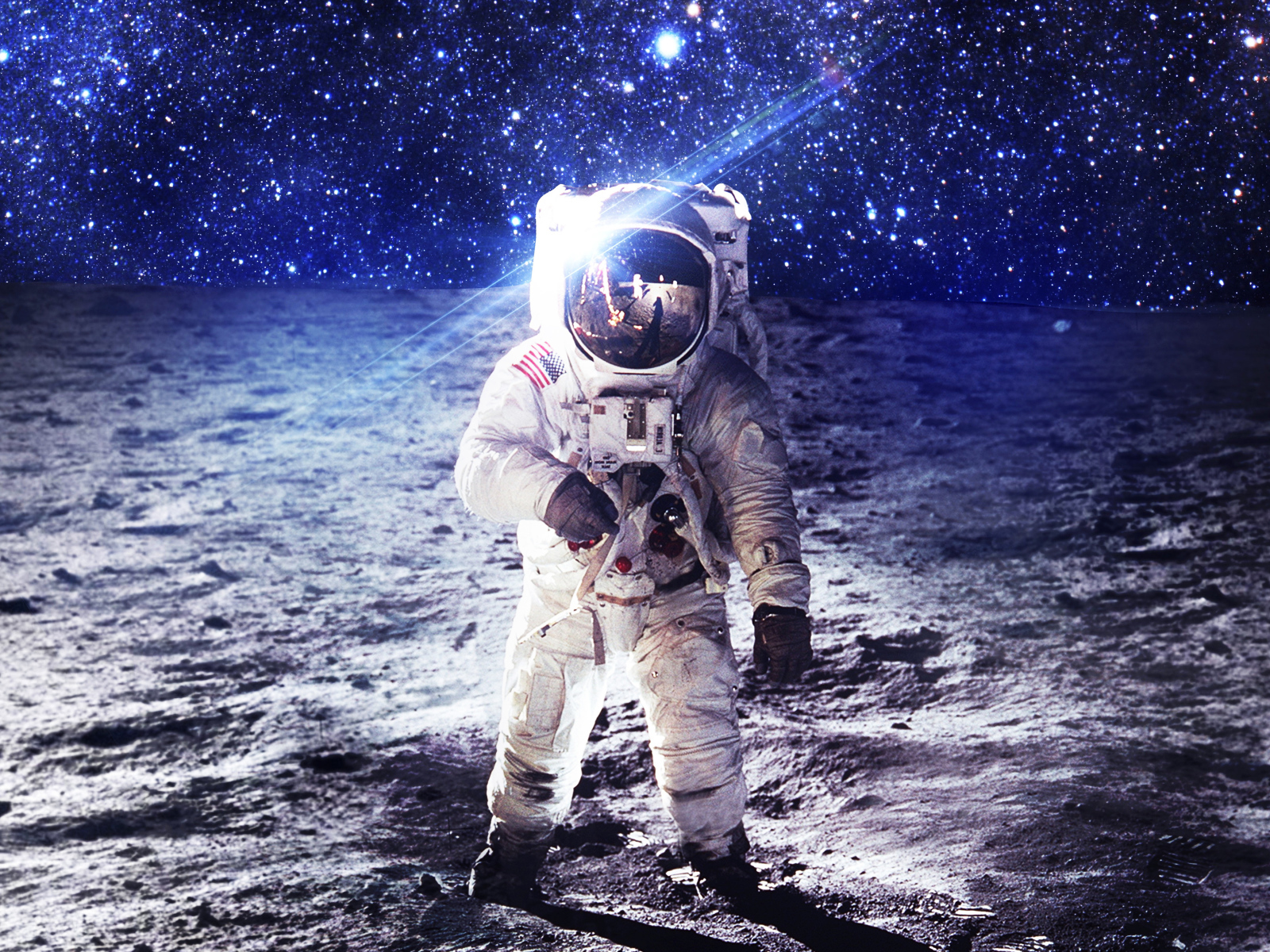 Астронавт идет по поверхности луны