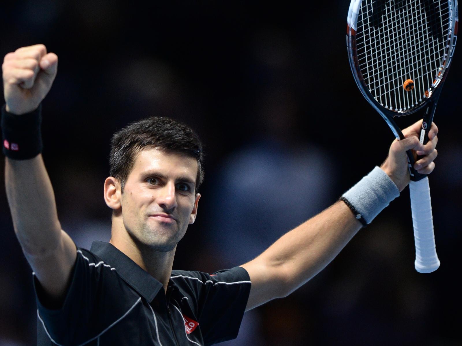 Новак Джокович сербский профессиональный теннисист с ракеткой в руке