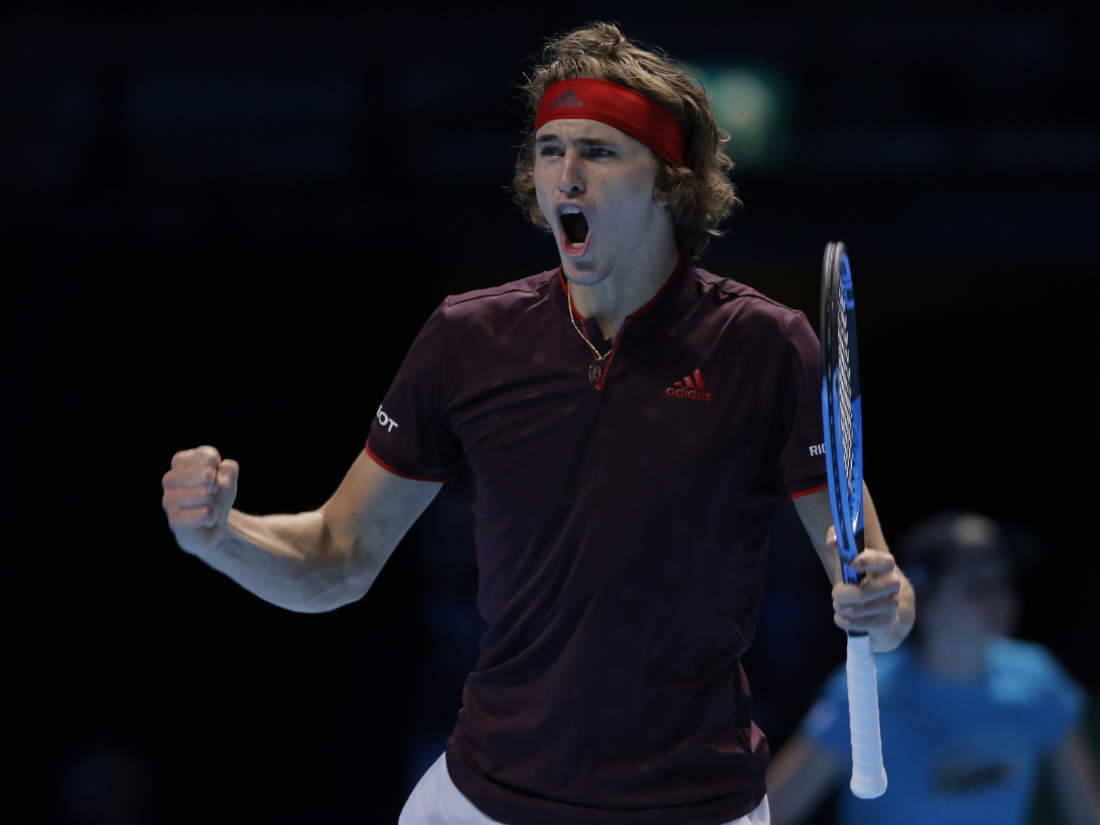 Профессиональный теннисист Александр Зверев с ракеткой кричит на корте 