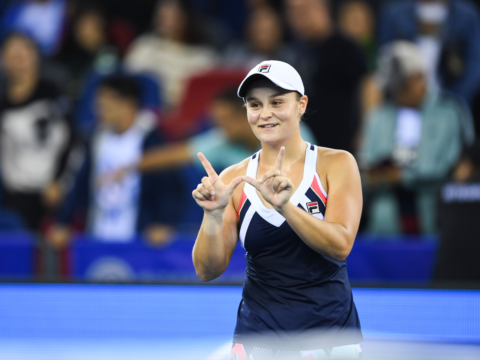 Молодая теннисистка Эшли Барти на корте 