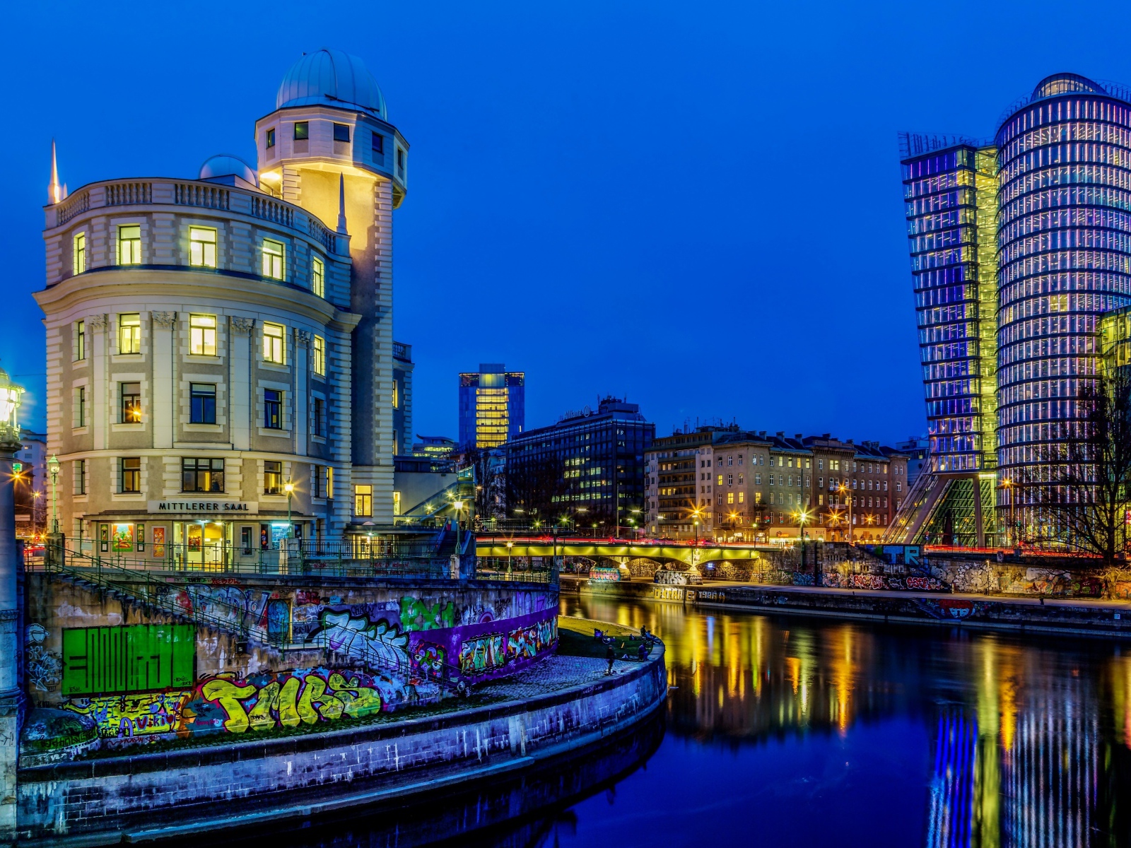 Ночные небоскребы у канала, Вена. Австрия