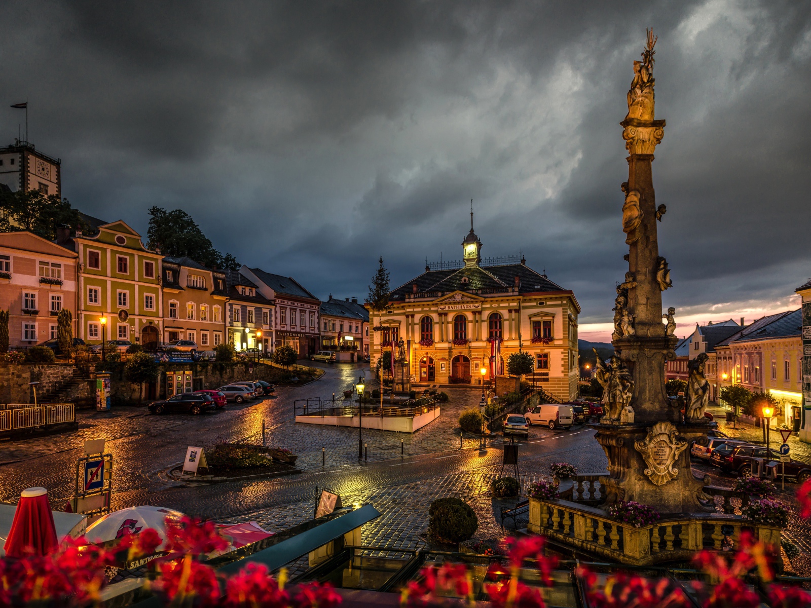 Вид на ночной город под пасмурным небом, Австрия