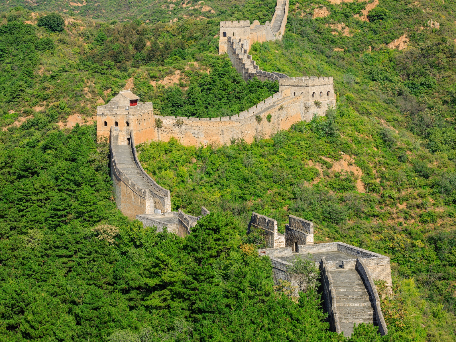 Легендарная Великая Китайская стена в зеленой растительности