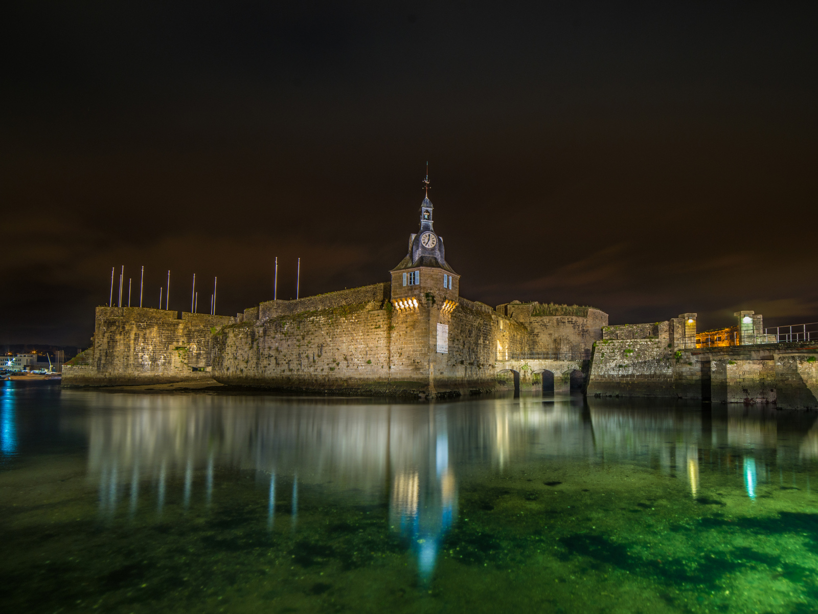 Крепость у воды ночью, коммуна Конкарно. Франция