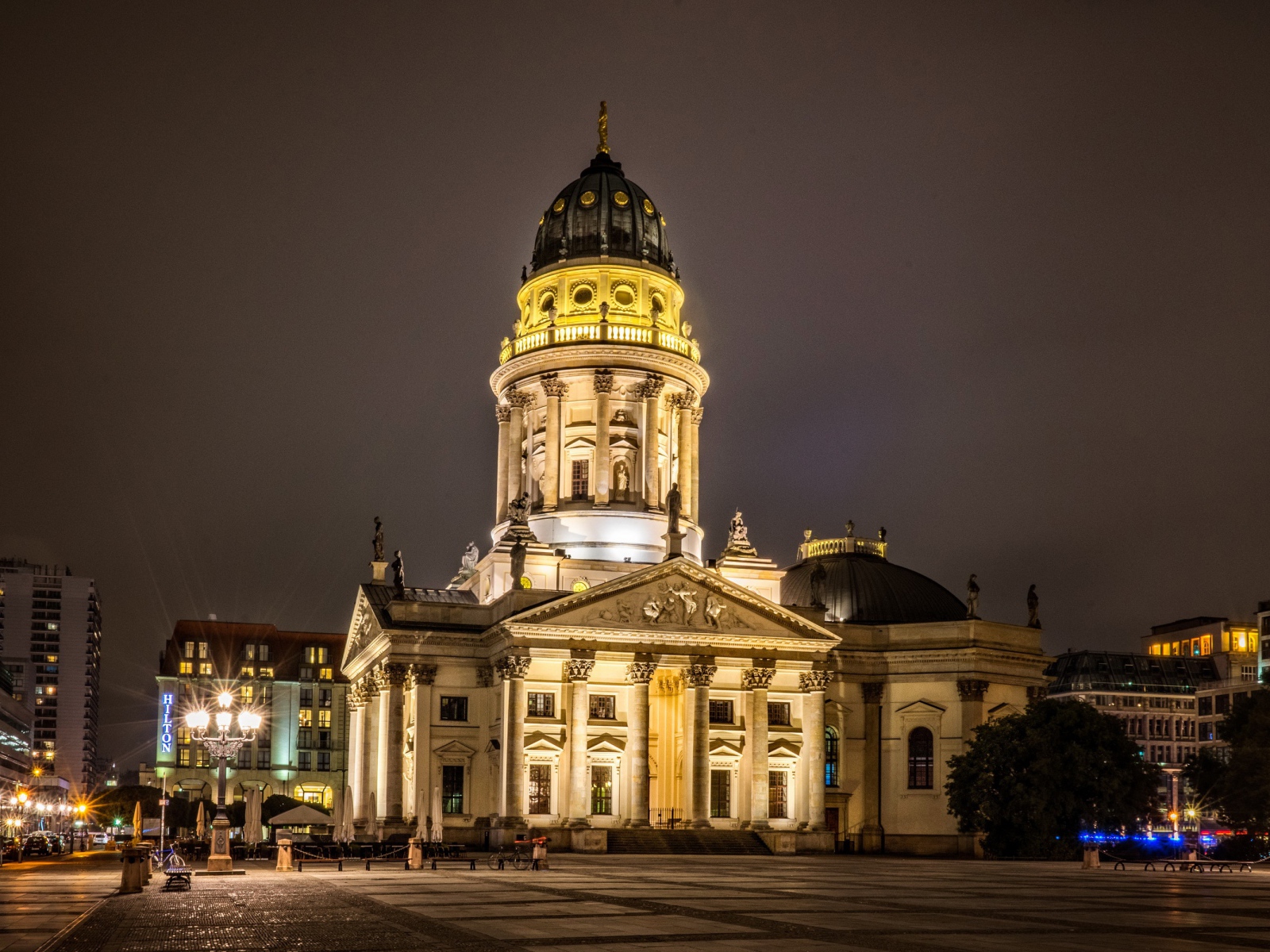 Французский собор в свете ночных фонарей, Берлин. Германия