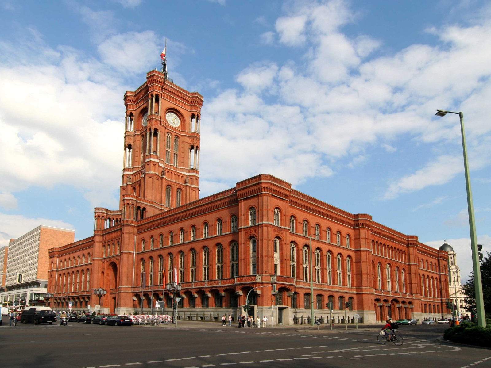 Красная ратуша под красивым голубым небом, Берлин. Германия