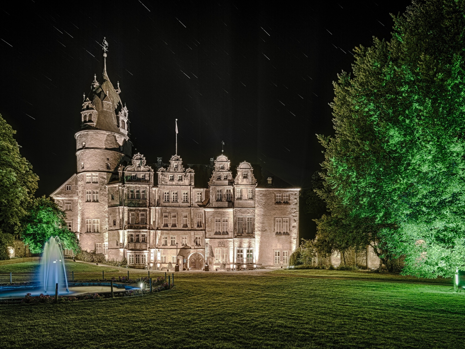 Резиденция Герцогского замка Детмольд в Северном Рейне-Вестфалии ночью, Германия