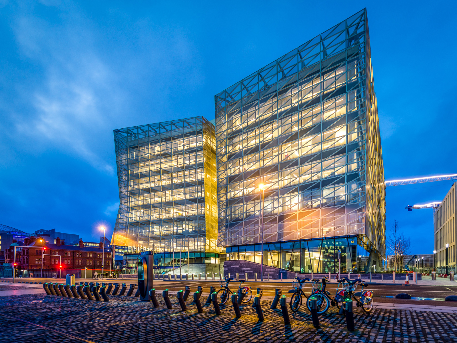 Красивое стеклянное здание вечером, Дублин. Ирландия