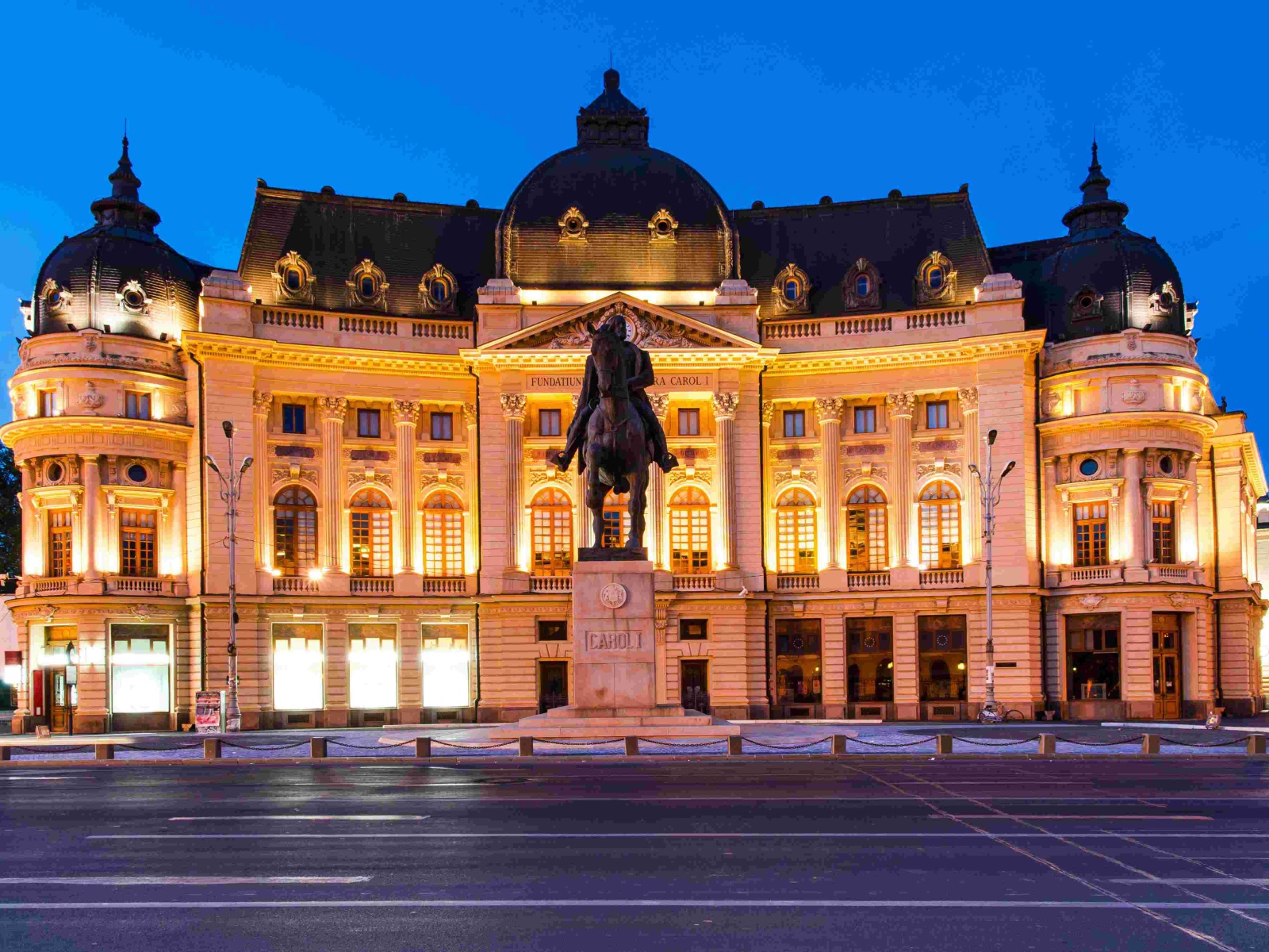 Памятник у здания Центральной библиотеки, Бухарест, Румыния