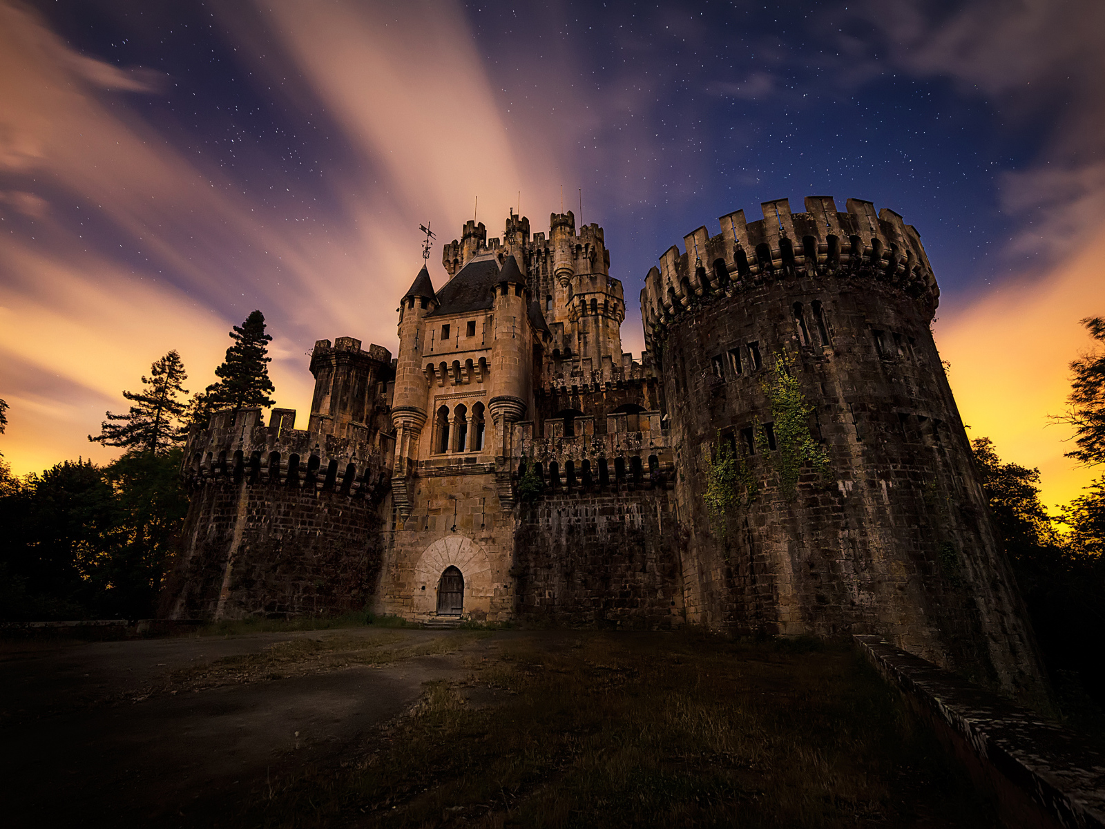 Замок Butron на фоне звездного неба вечером, Гатика. Испания