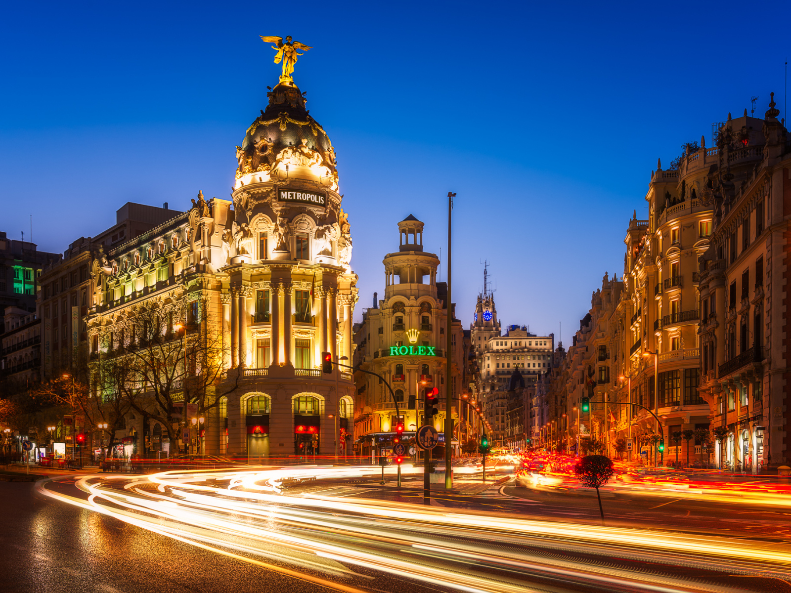 Дома на вечерней улице в городе Мадрид, Испания